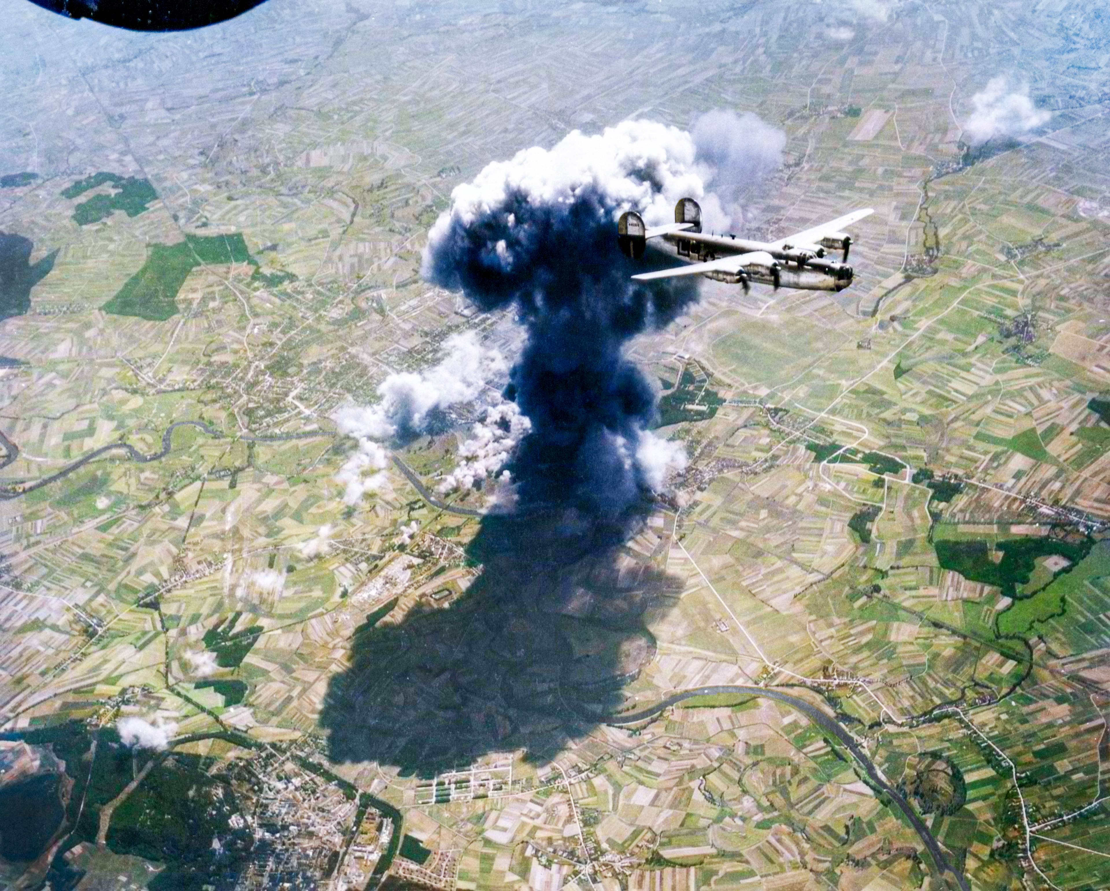 44-41084 B-24J Liberator 15AF 464BG778BS Big Fat Mama over Pardubice Oil Refinery Czechoslovakia 24th Aug 1944