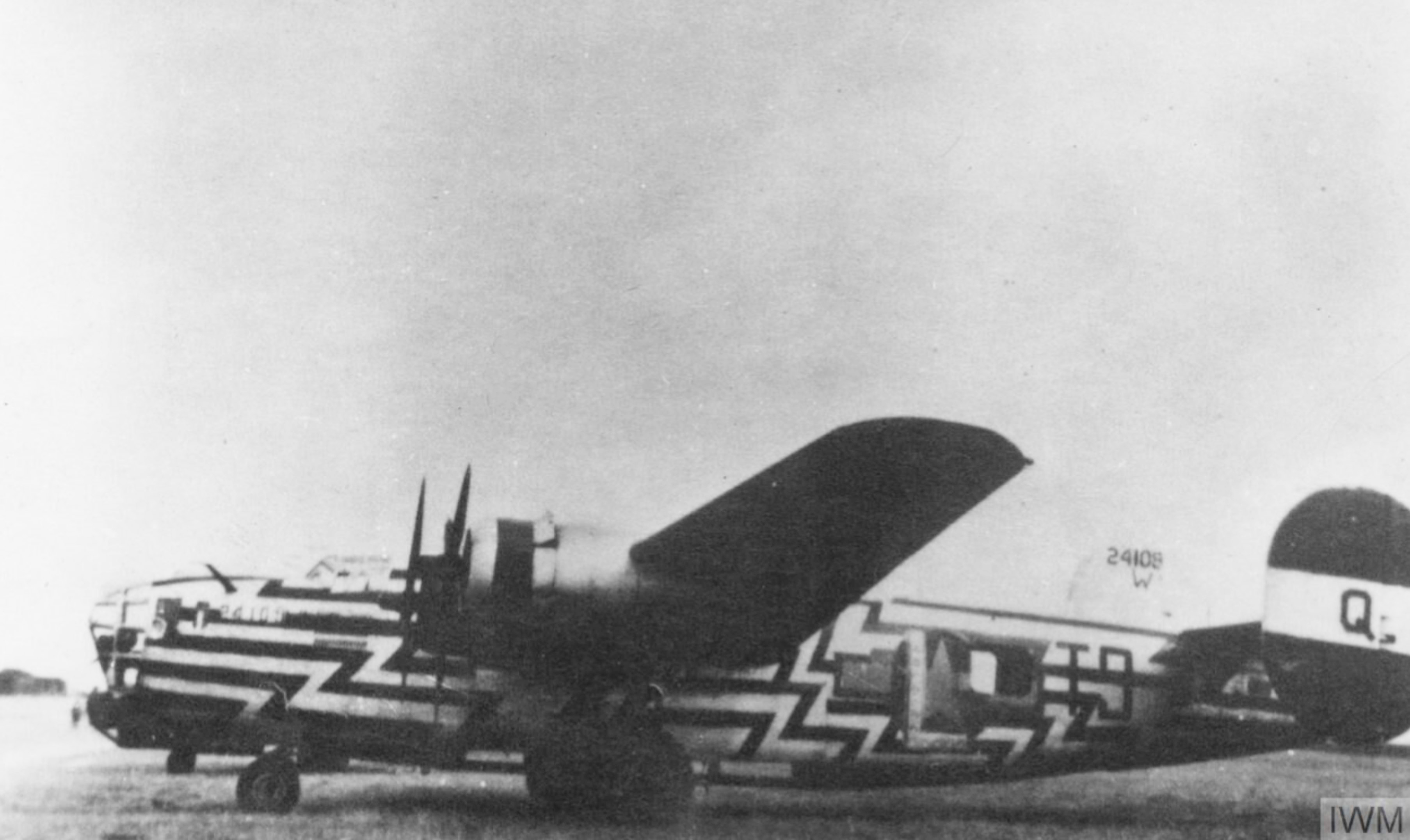 41-24109 B-24D Liberator 8AF 466BG784BS T9Q Q Queen assembly ship FRE8405