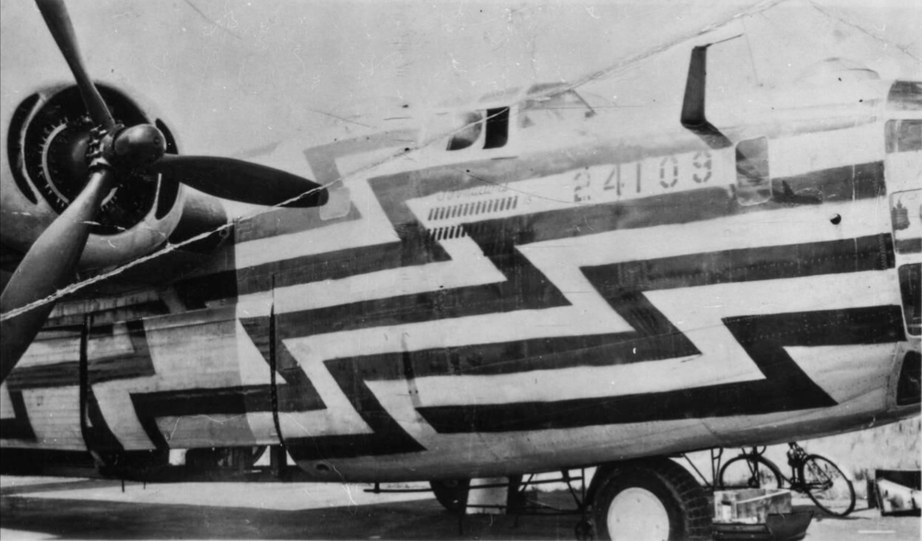 41-24109 B-24D Liberator 8AF 466BG784BS T9Q Q Queen assembly ship FRE8407