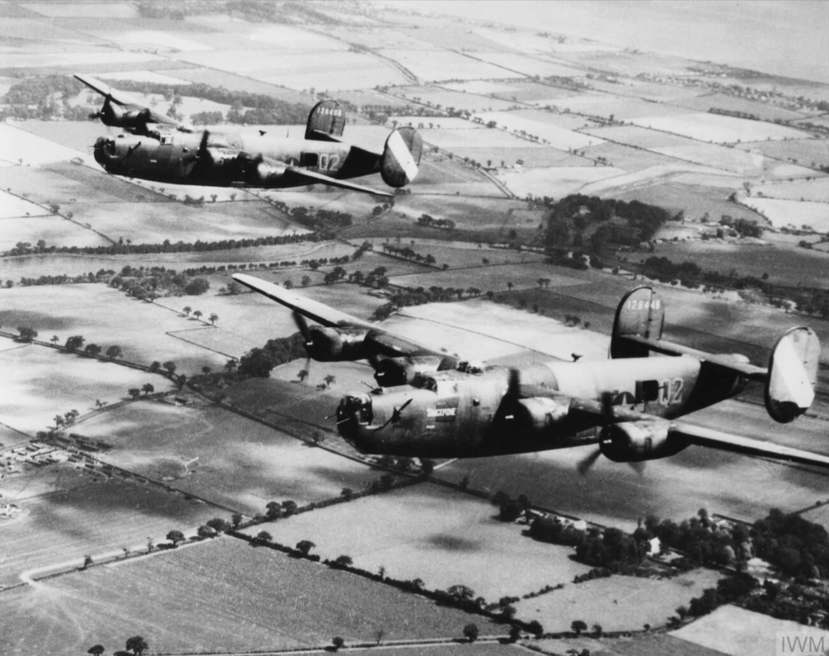 asisbiz-41-29406-b-24h-liberator-8af-467bg790bs-q2c-in-flight-with-q2p