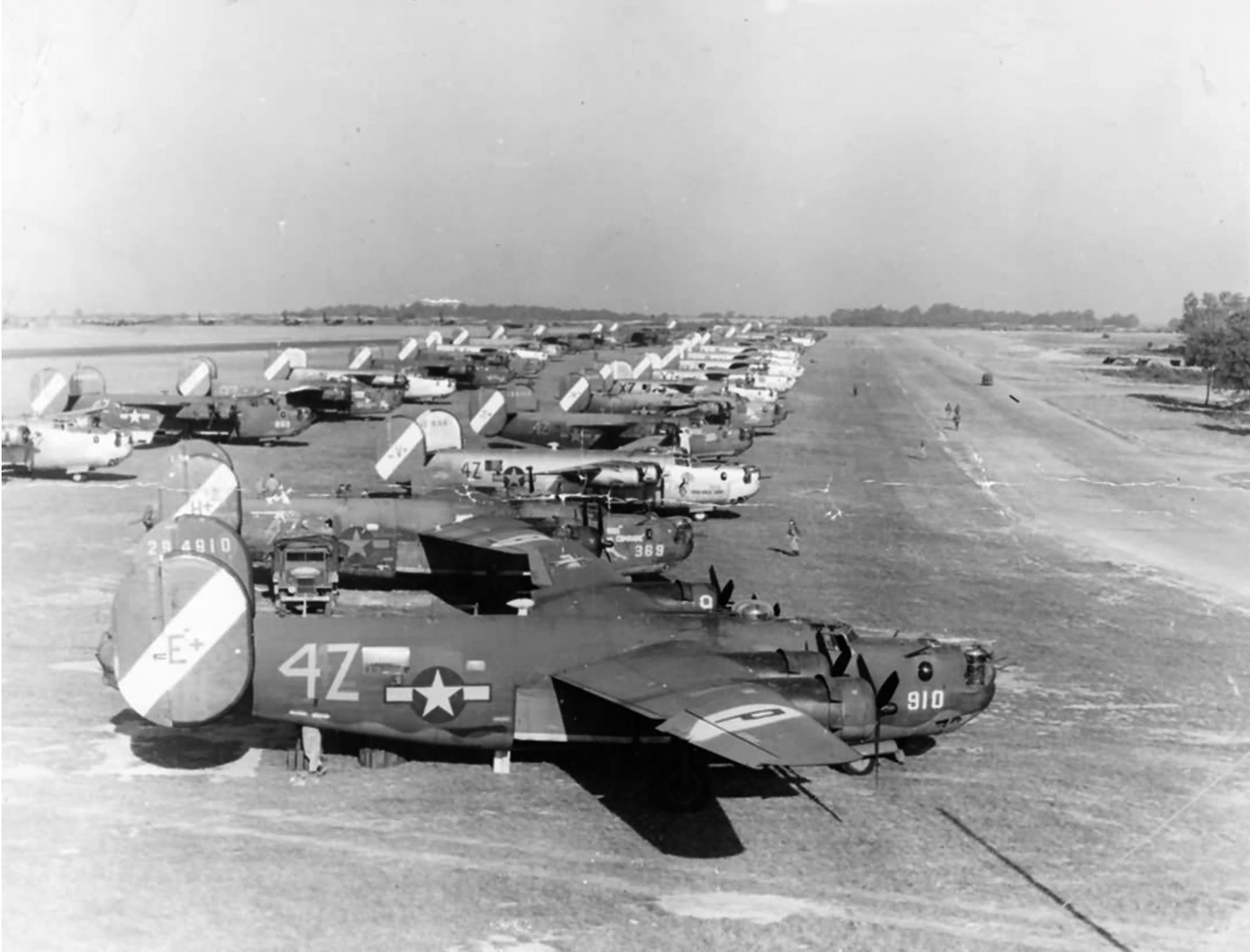 42-94910 B-24H Liberator 8AF 467BG791BS 4ZE+ lined up at Rackheath 01
