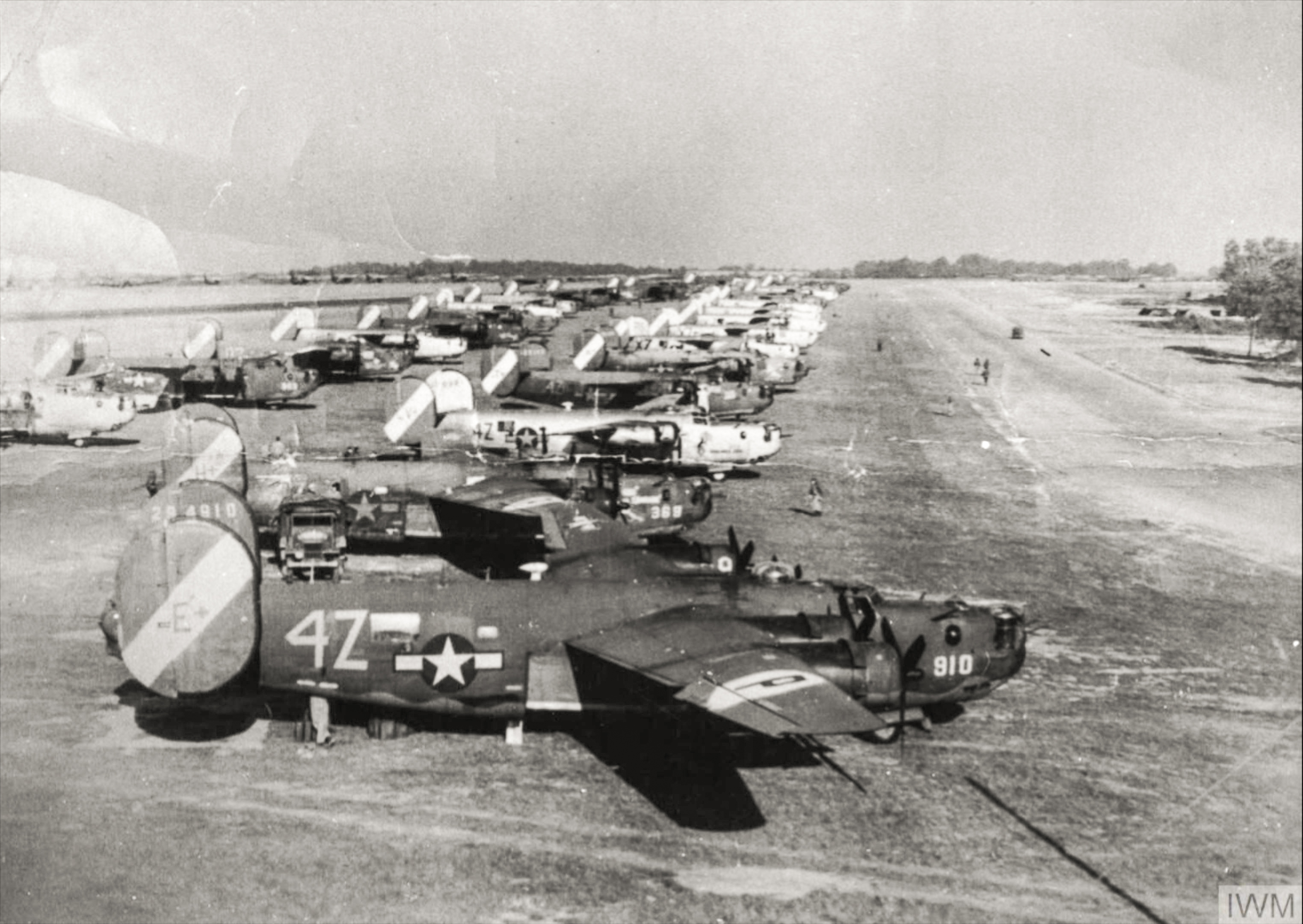 42-94910 B-24H Liberator 8AF 467BG791BS 4ZE+ lined up at Rackheath FRE1980