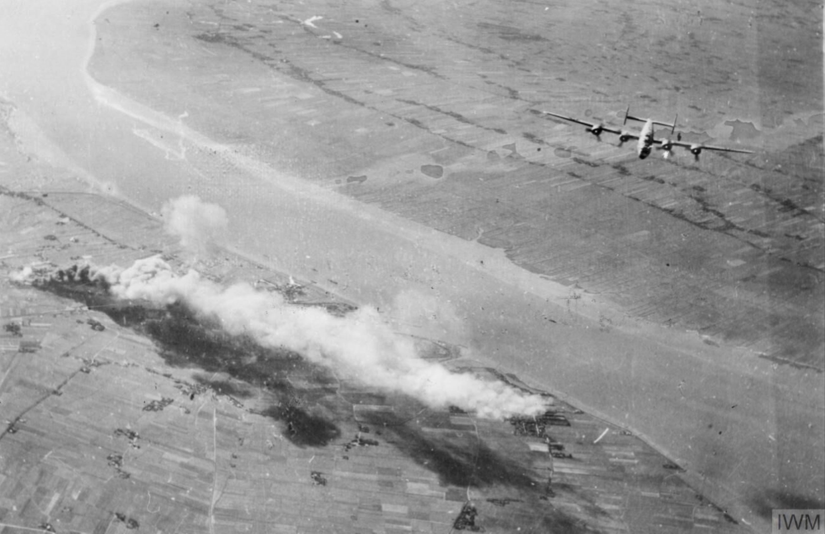 Consolidated B-24 Liberator 8AF 467BG leaving the drop zone FRE8436