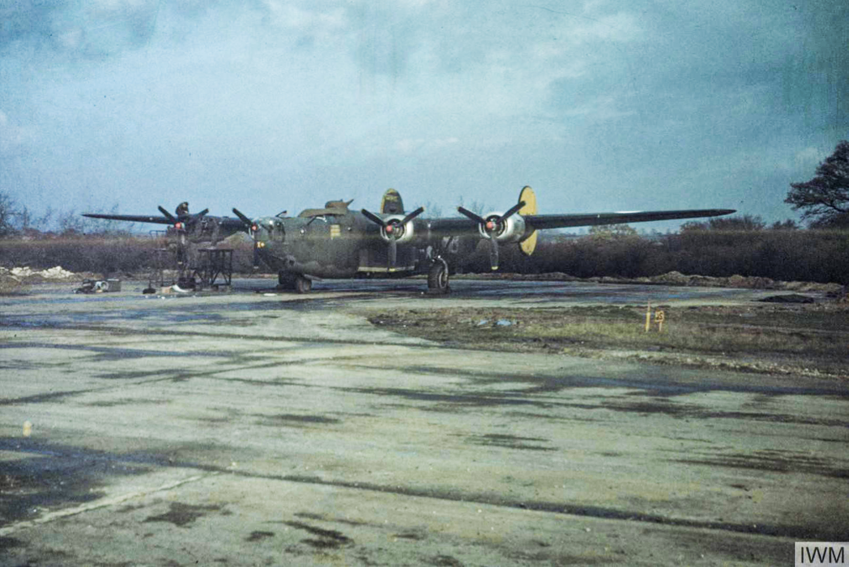42-94860 B-24H Liberator 8AF 489BG846BS 8RX+ Happy Warrior at Halesworth late 1944 FRE6786