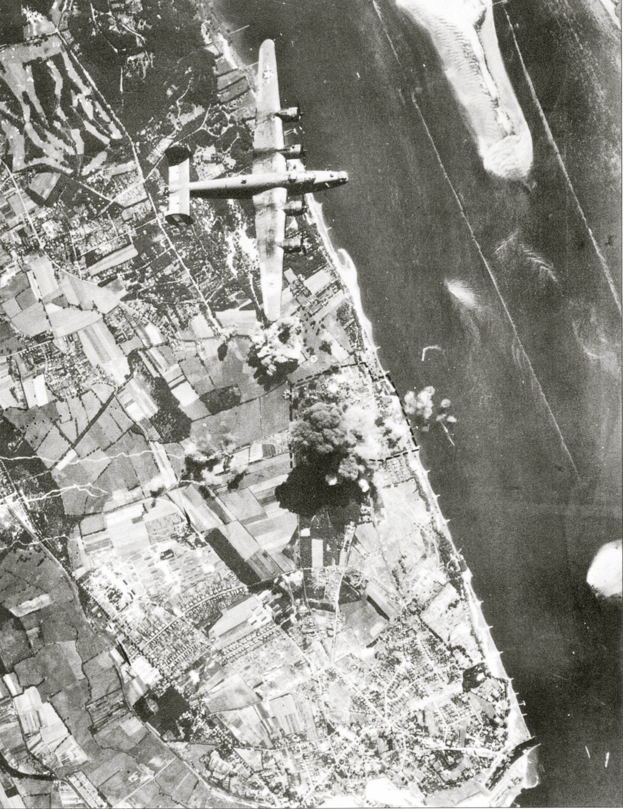 Consolidated B-24 Liberator 8AF 489BG Schulau oil refinery near Hamburg 6th Aug 1944 01