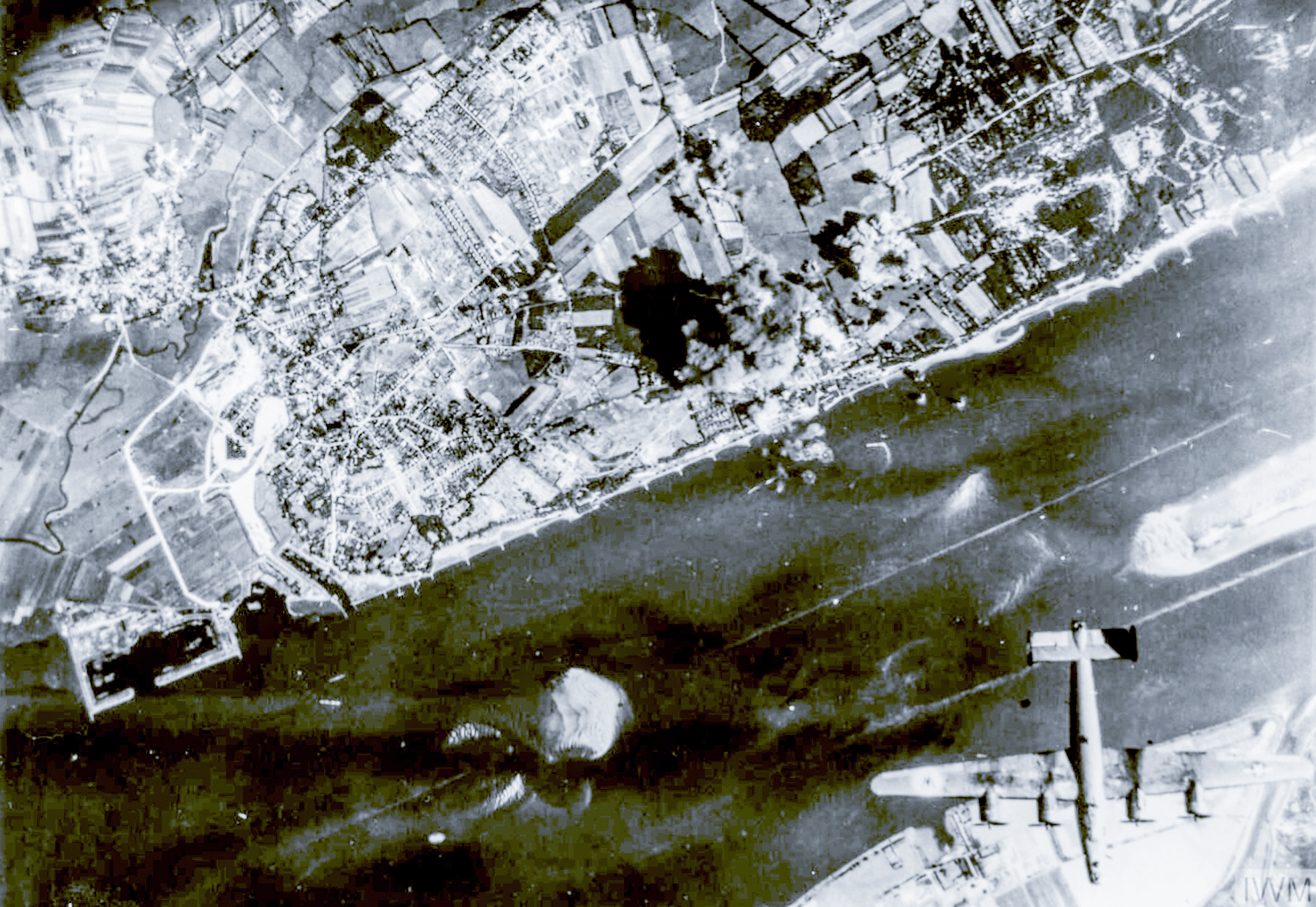 Consolidated B-24 Liberator 8AF 489BG over DZ at Schulen Belgium 6th Aug 1944 FRE8563