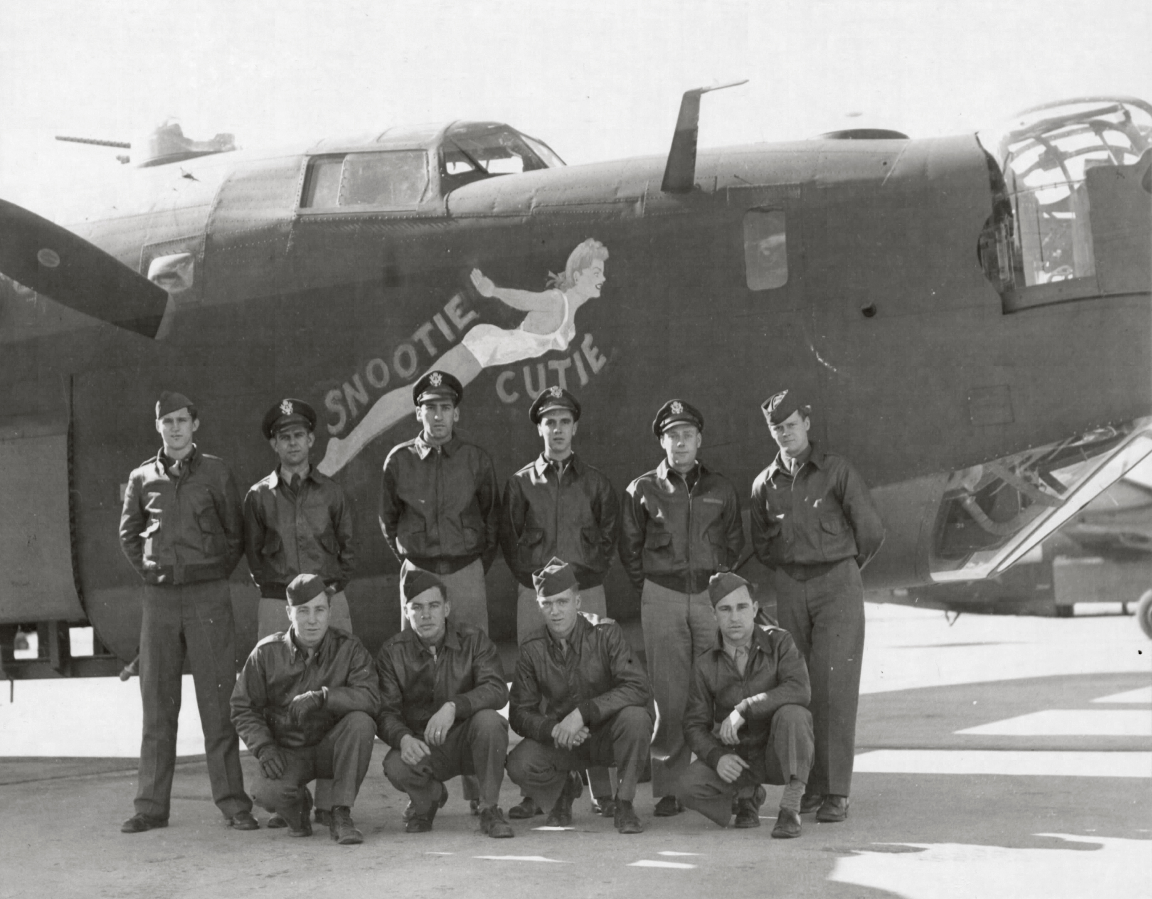 41-29597 B-24H Liberator 8AF 490BG848BS 7WR Snootie Cutie with crew and nose art right side England 1944 01