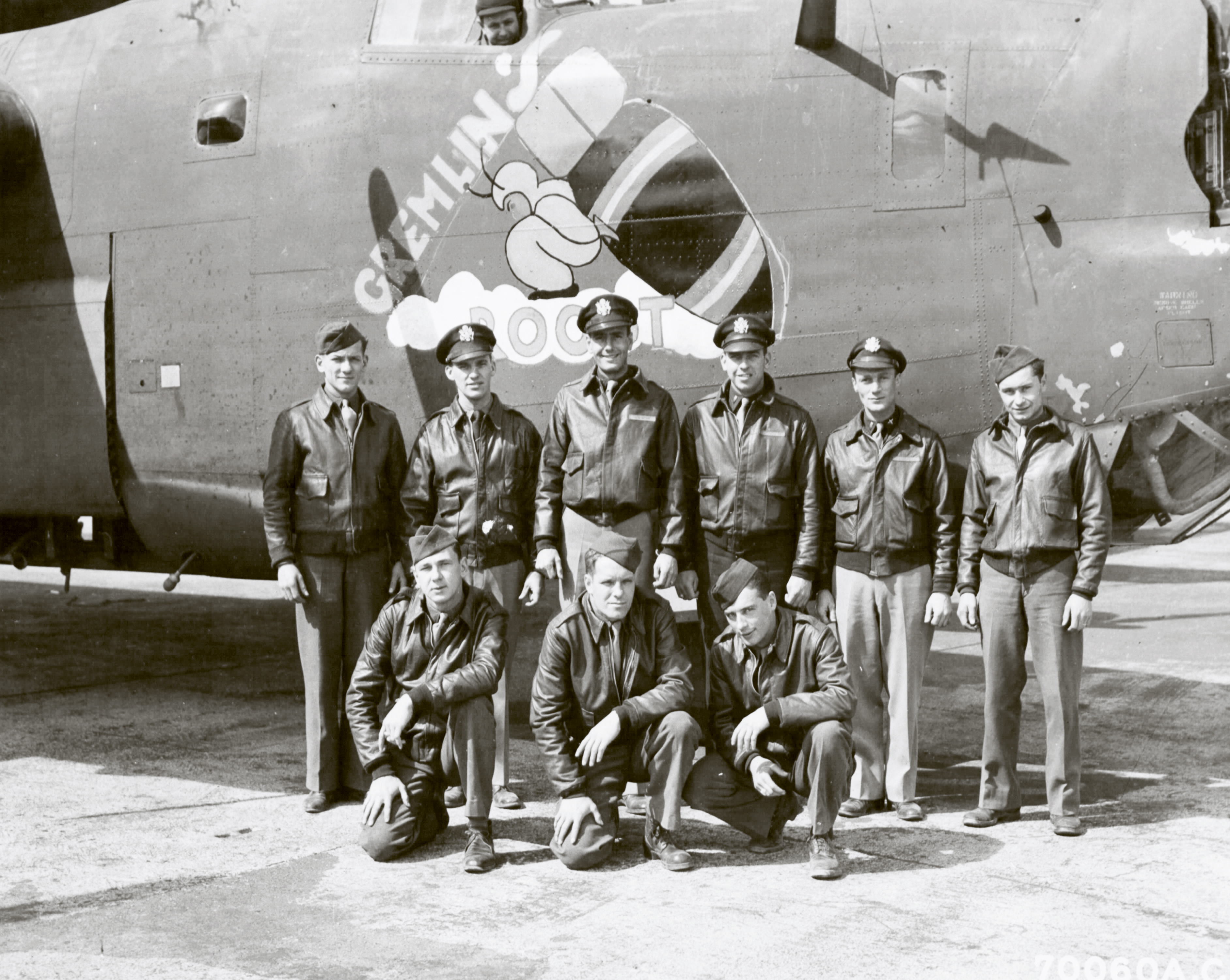 41-29601 B-24H Liberator 8AF 490BG848BS 7W Gremlin's Roost with crew and nose art right side England 1944 01