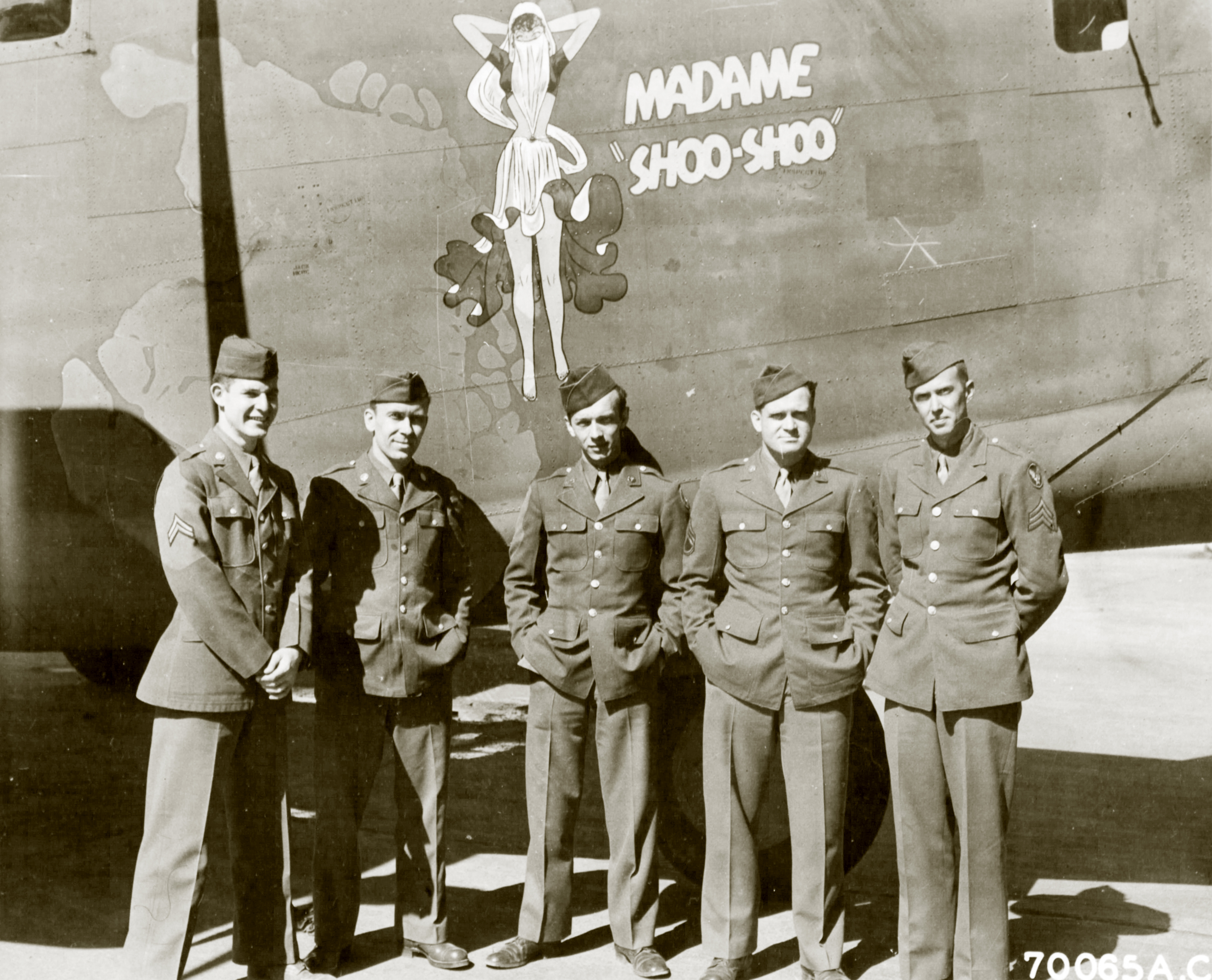 42-50294 B-24H Liberator 8AF 490BG849BS W8H Madame Shoo Shoo with crew and nose art right side England 1944 01