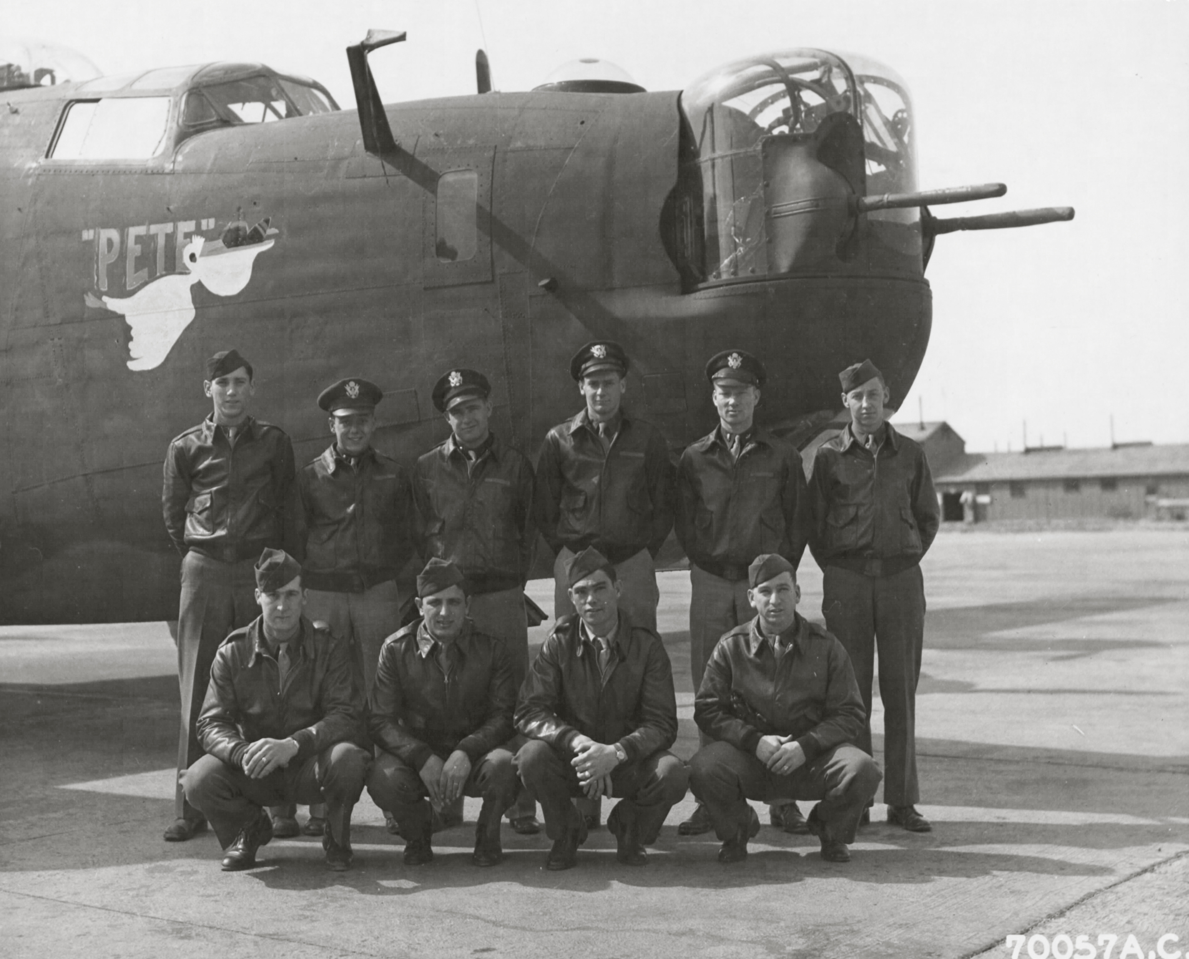 42-94821 B-24H Liberator 8AF 490BG848BS 7WB Pete the Pelican with crew and nose art right side England 1944 01