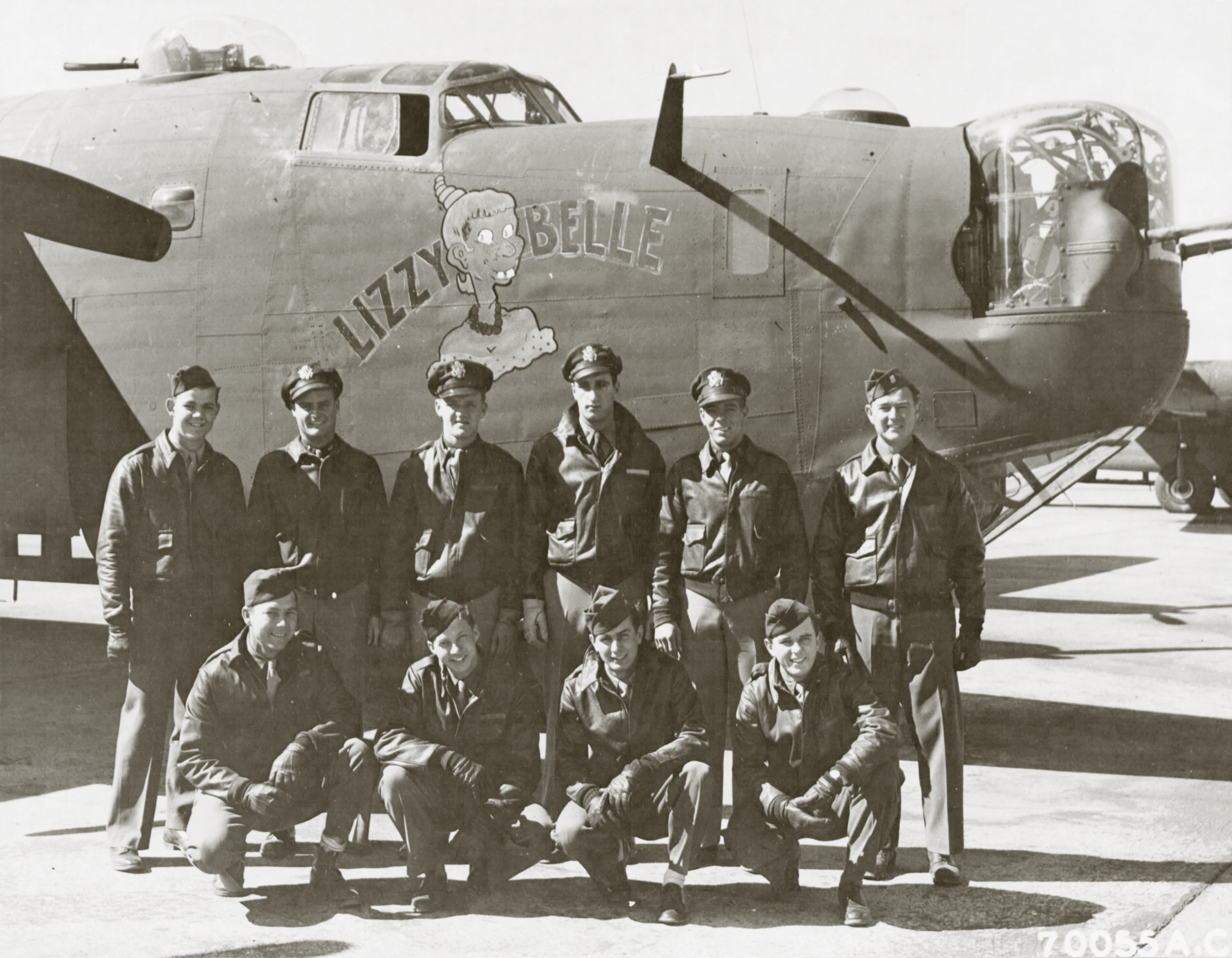 42-94884 B-24H Liberator 8AF 490BG848BS 7WE Lizzy Belle with crew and nose art right side England 1944 01