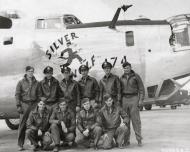 Asisbiz 41-28882 B-24H Liberator 8AF 490BG848BS 7WL Silver Wolf with crew and nose art right side England 1944 01