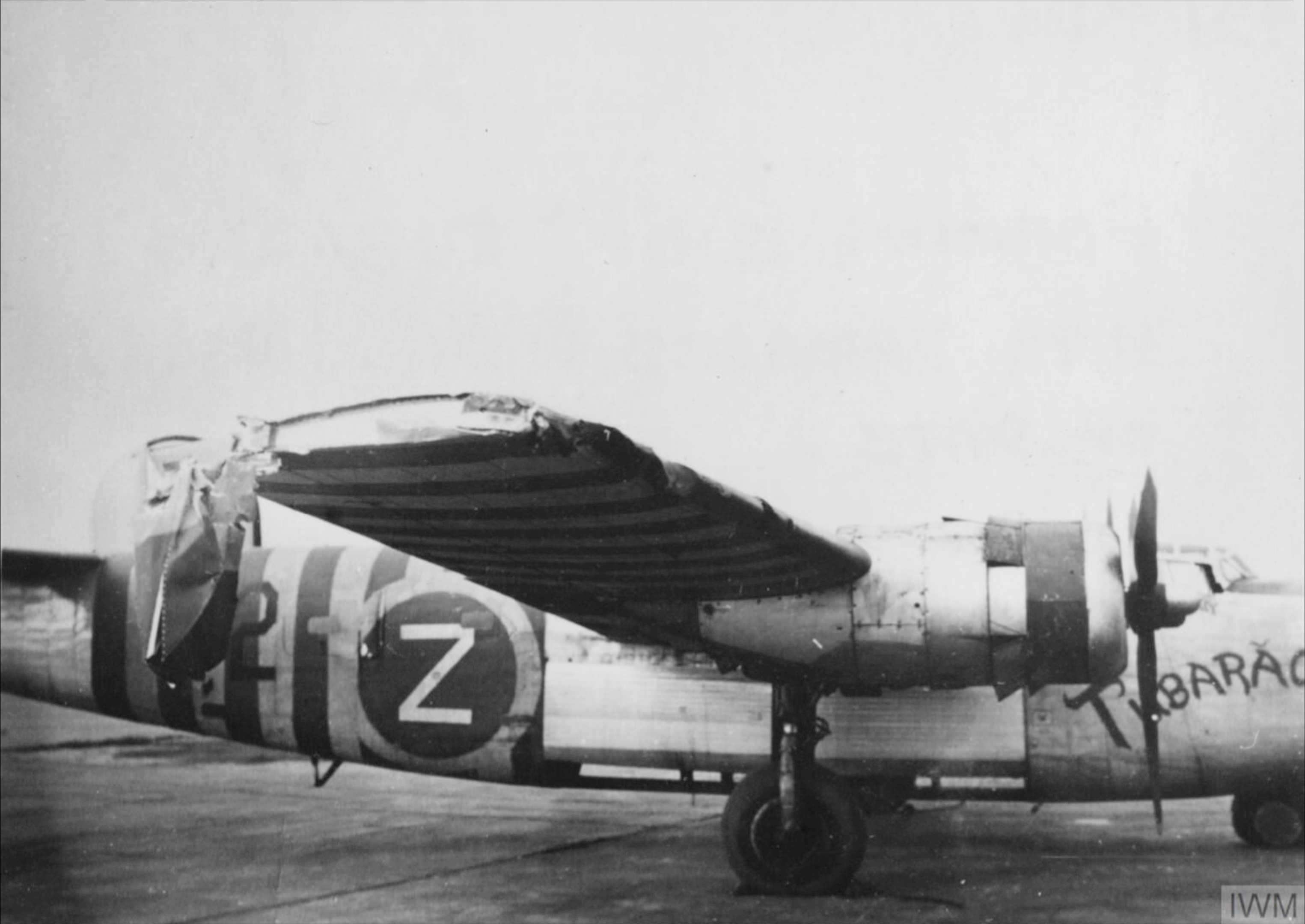 44-40101 B-24J Liberator 8AF 491BG852BS V2O+ Tubarao assembly ship England FRE8584