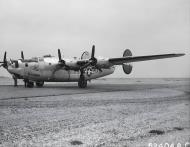 Asisbiz 42-95619 B-24J Liberator 8AF 491BG855BS V2L+ Bi Ubaby H2X preparing to take off Lydd England Oct 1 1944 A62404