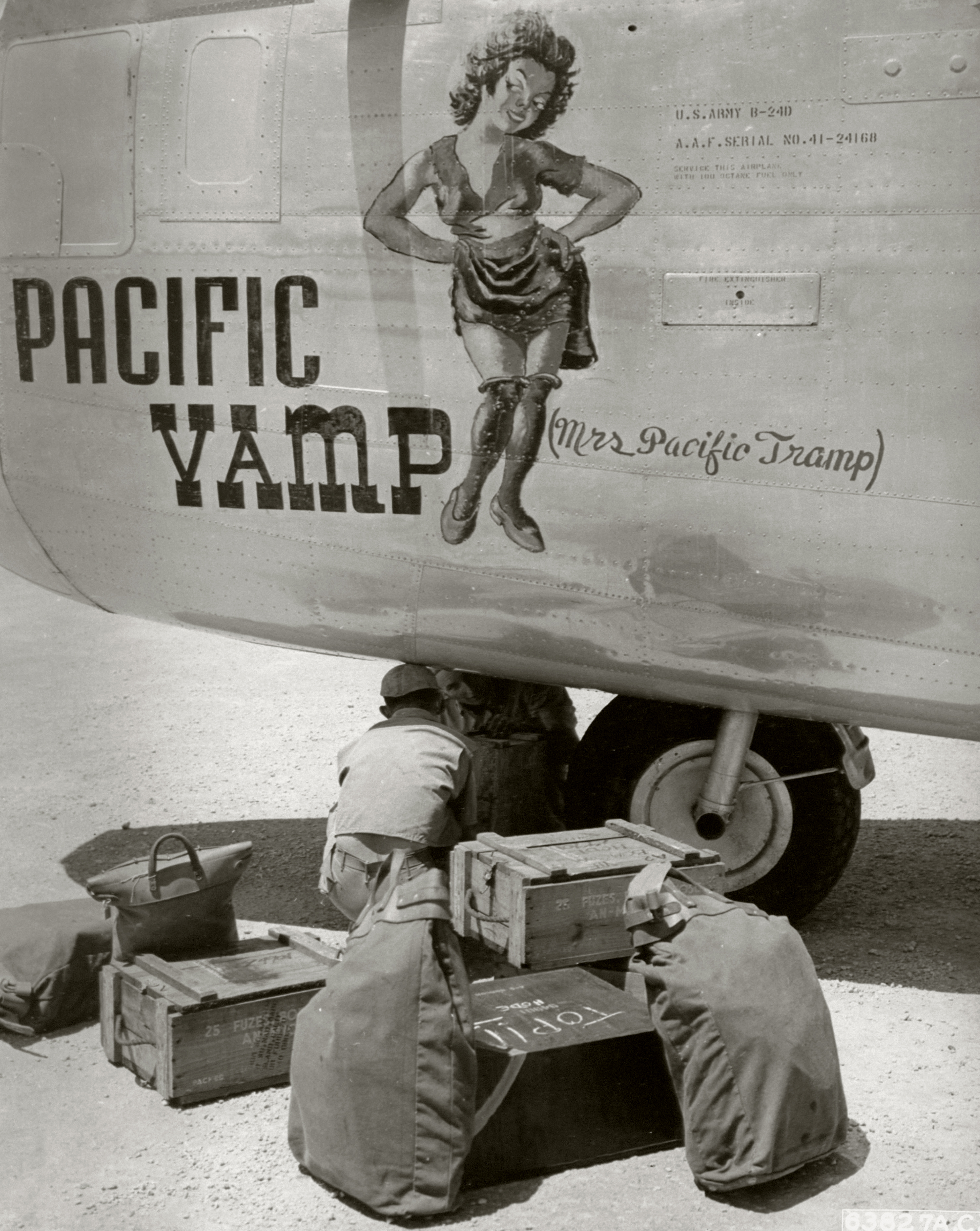 41-24168 B-24D Liberator 7AF 494BG867BS Pacific Vamp at at Kwajalein Marshall Islands July 1944 01