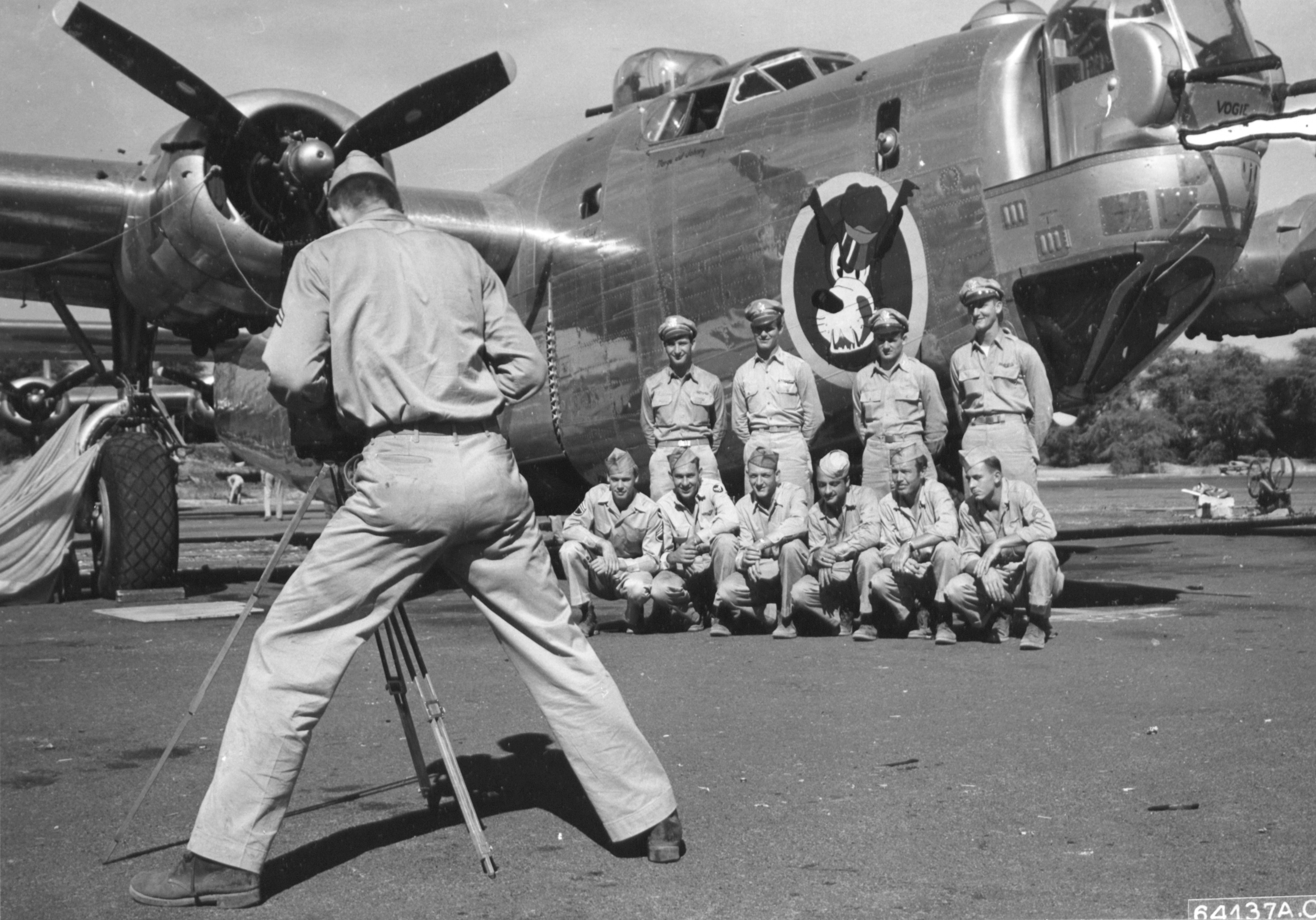 44-40561 B-24J Liberator 7AF 494BG865BS 561 Yo Yo Kitty nose art Kauai Hawaiian Islands crews NA667