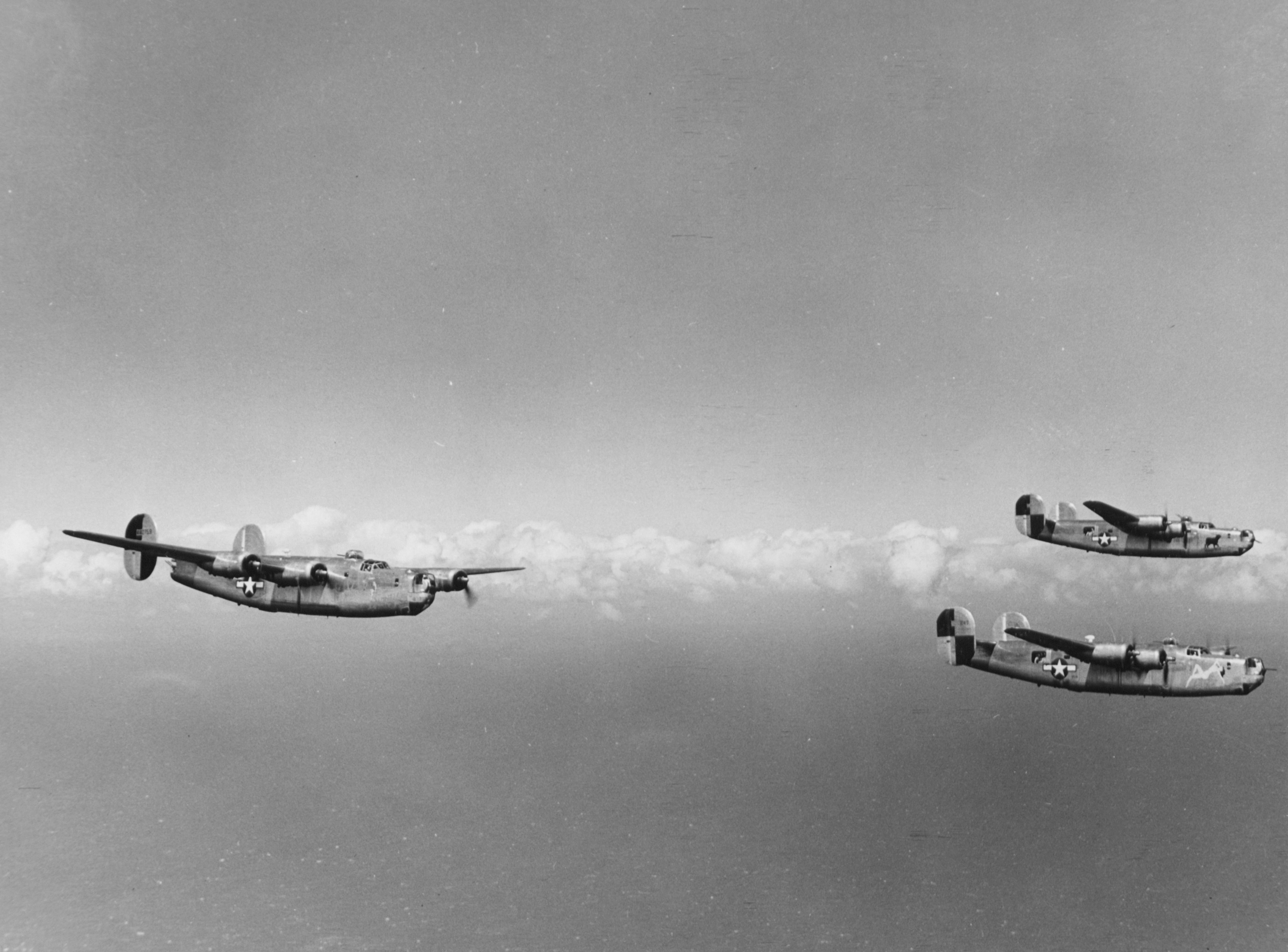 44-40647 B-24J Liberator 7AF 494BG867BS 647 Lady Kaye practise formation over Kauai Hawaii 14th Oct 1944 03