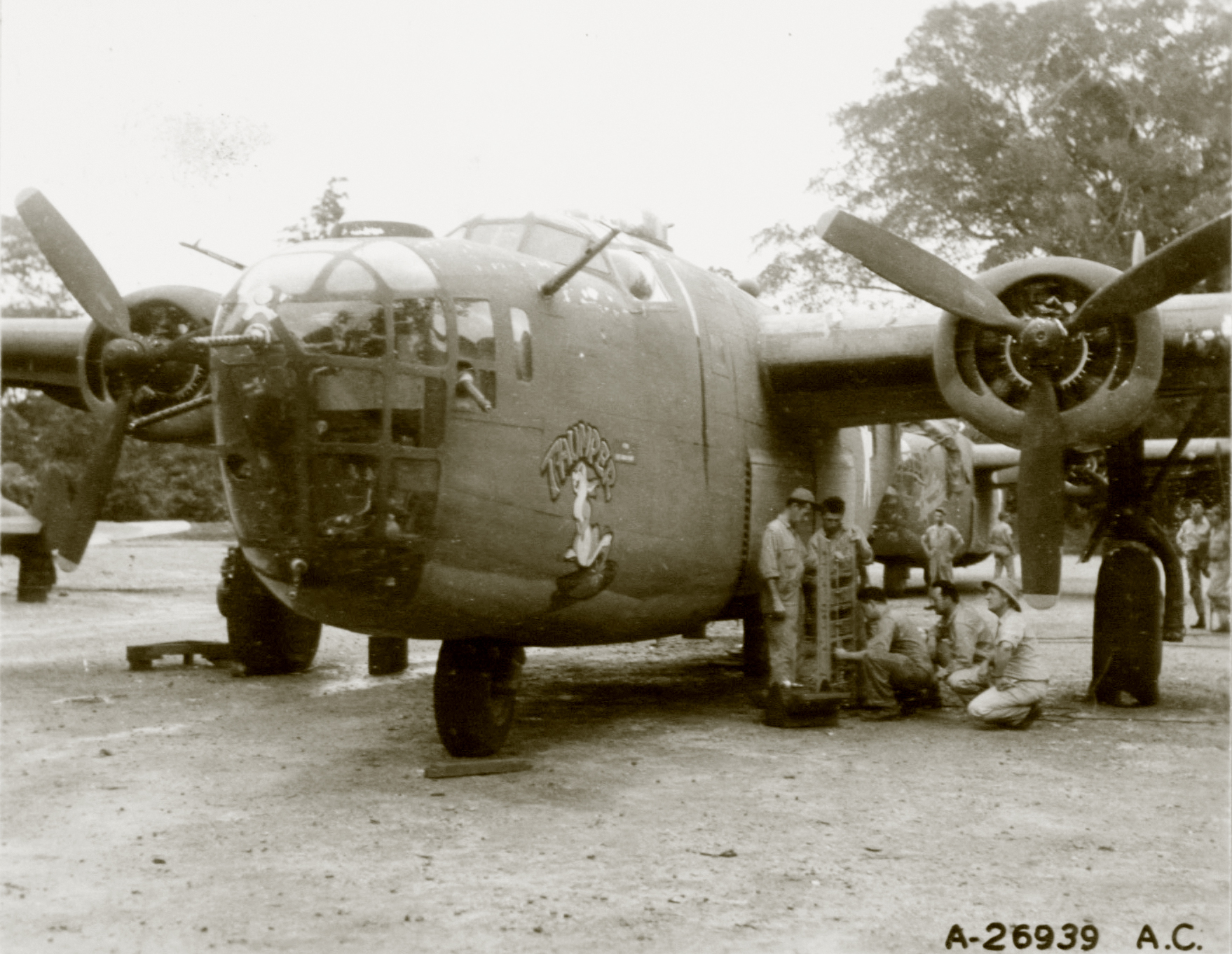 42-40xxx B-24D Liberator 13AF 5BG72BS Thumper at Funafuti Ellice Isls Jan 1944 02