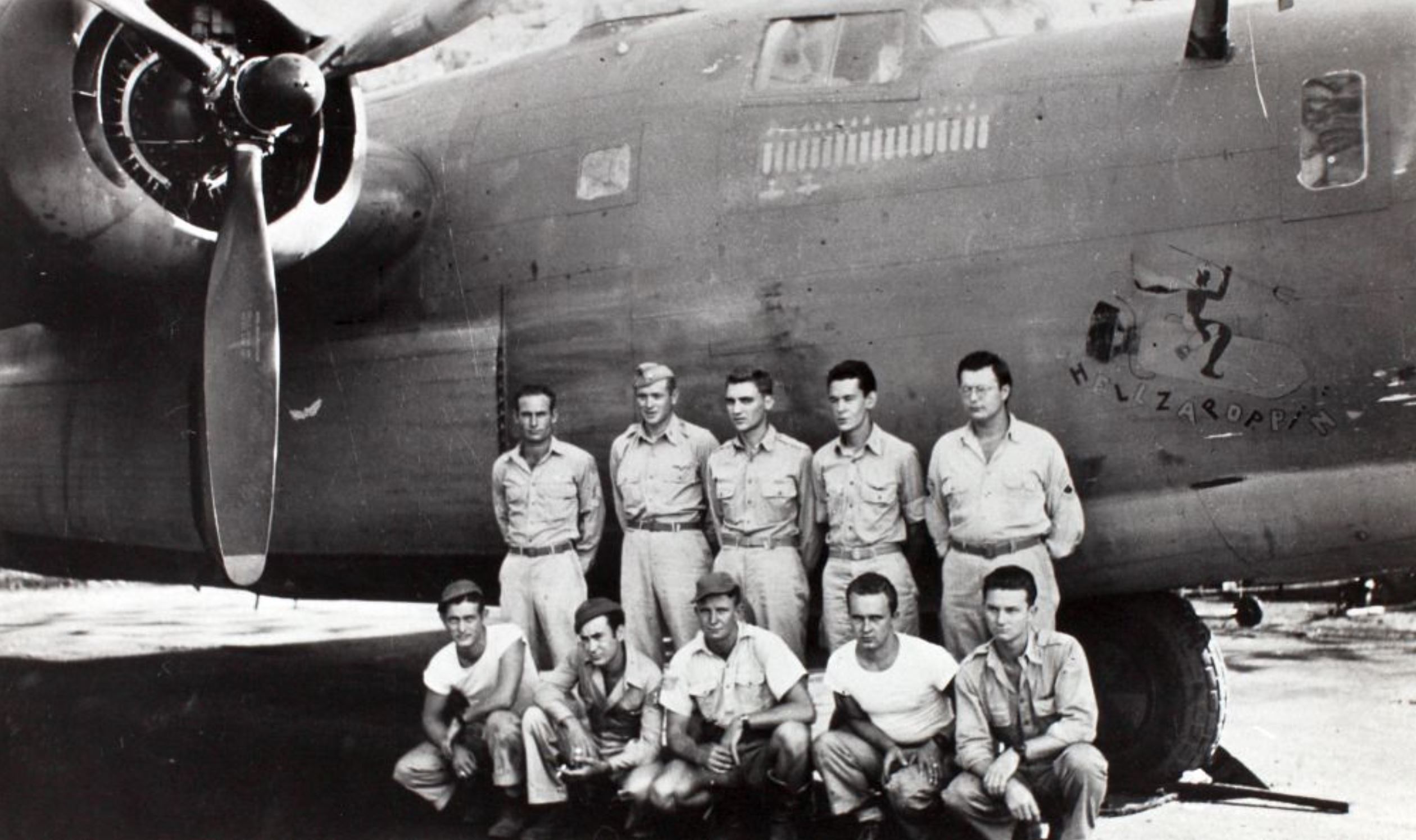 41-23719 B-24D Liberator 5AF 90BG319BS Hellzapoppin with her crew 01