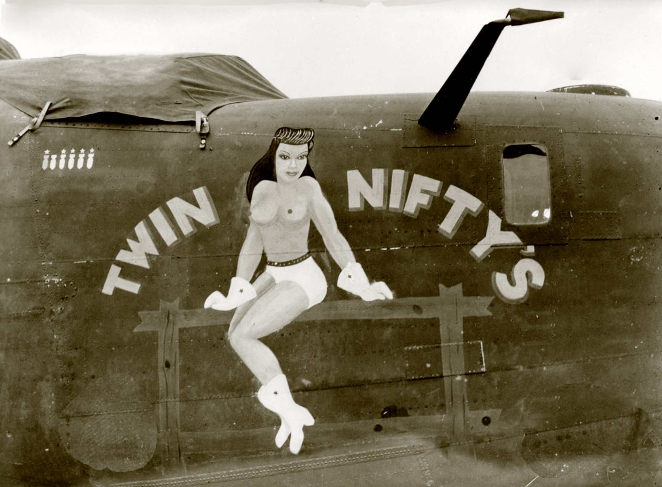 42-40348 B-24D Liberator 5AF 90BG400BS Twin Nifties nose art right side 01