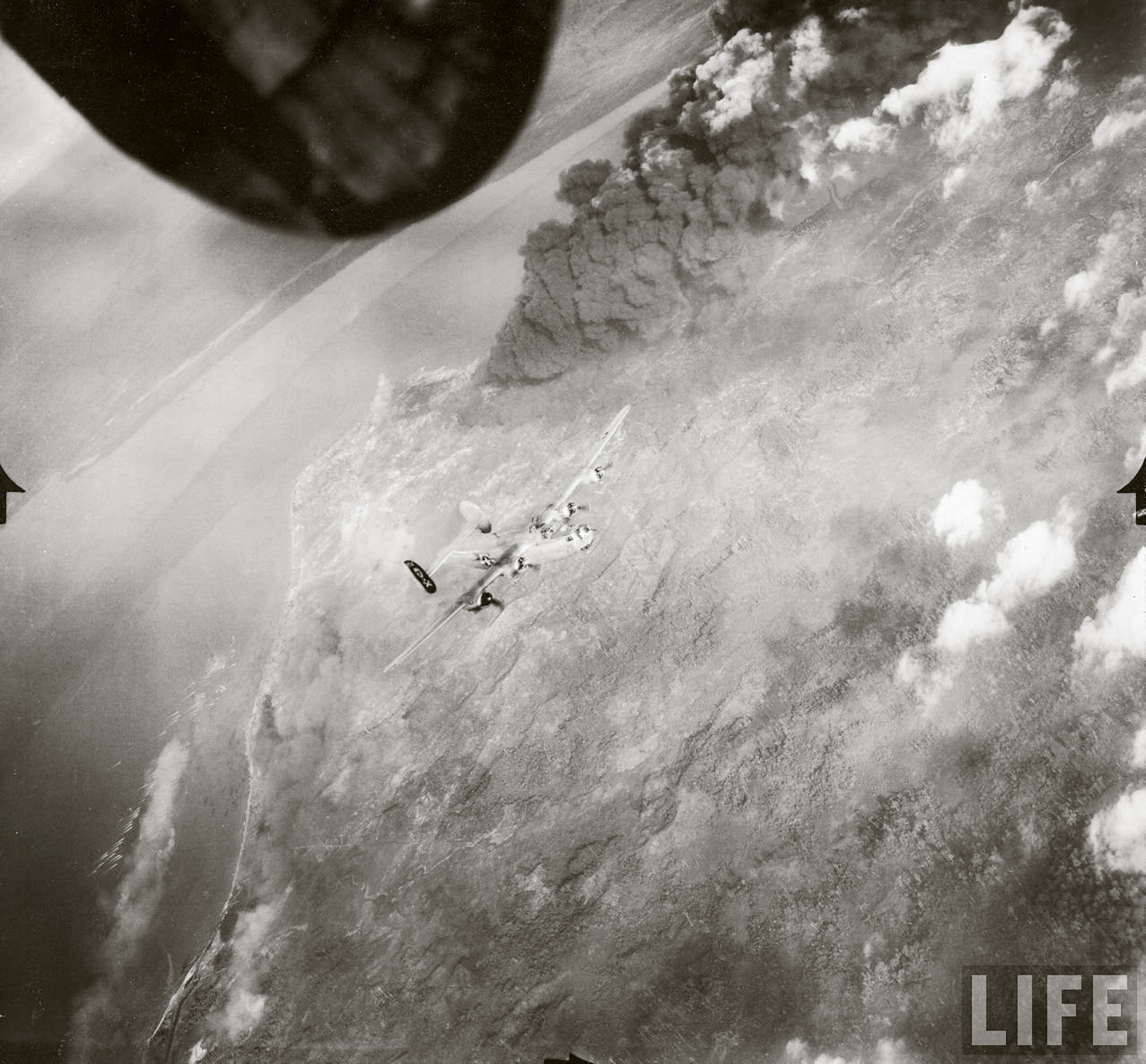 Consolidated B-24 Liberator 5AF 90BG Balikpapan Borneo Mar 1945