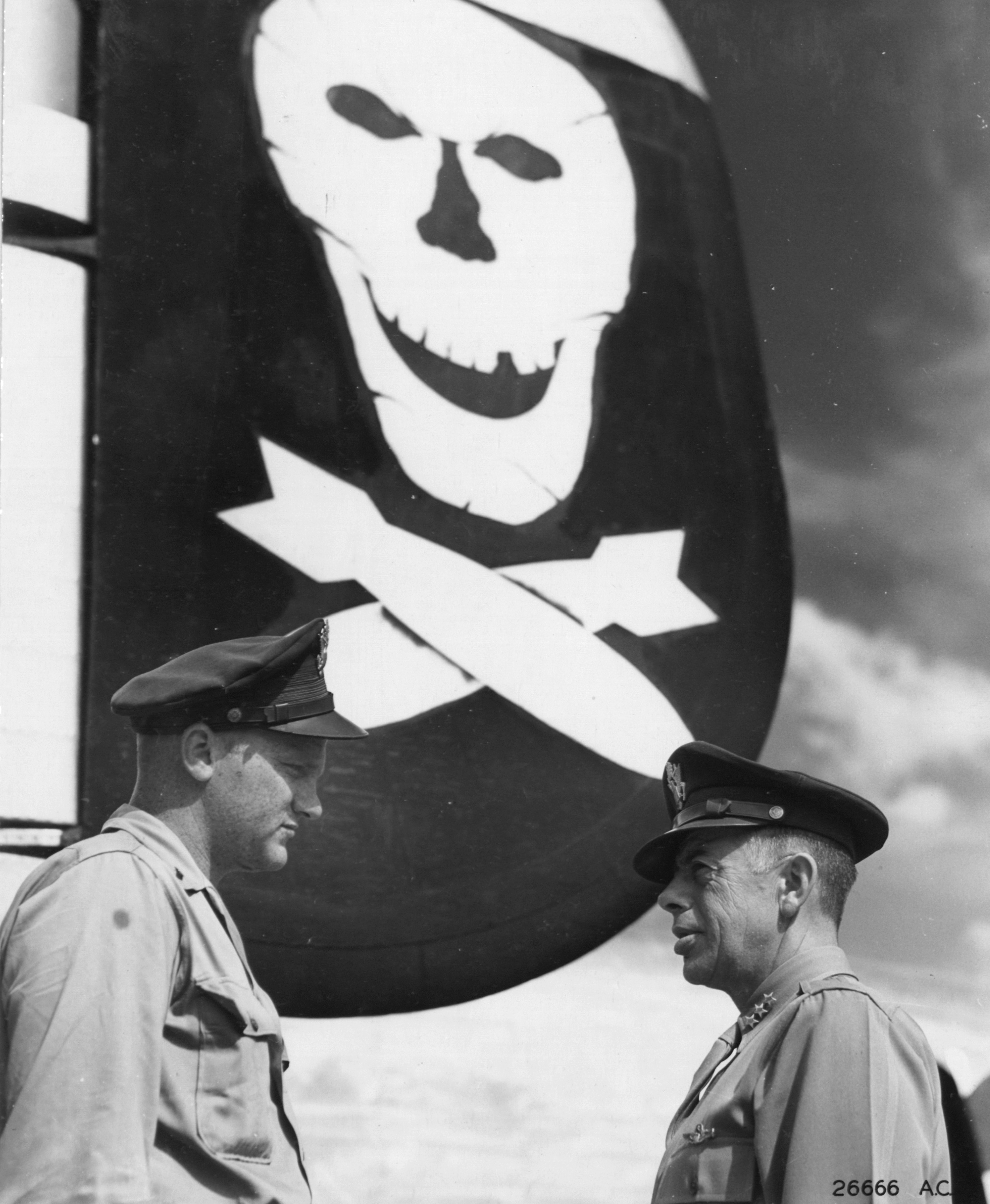 USAAF 5AF 90BG 1Lt Albert Julius Clocksin and LtGenGeorge Churchill Kenney 14th Dec 1943 01