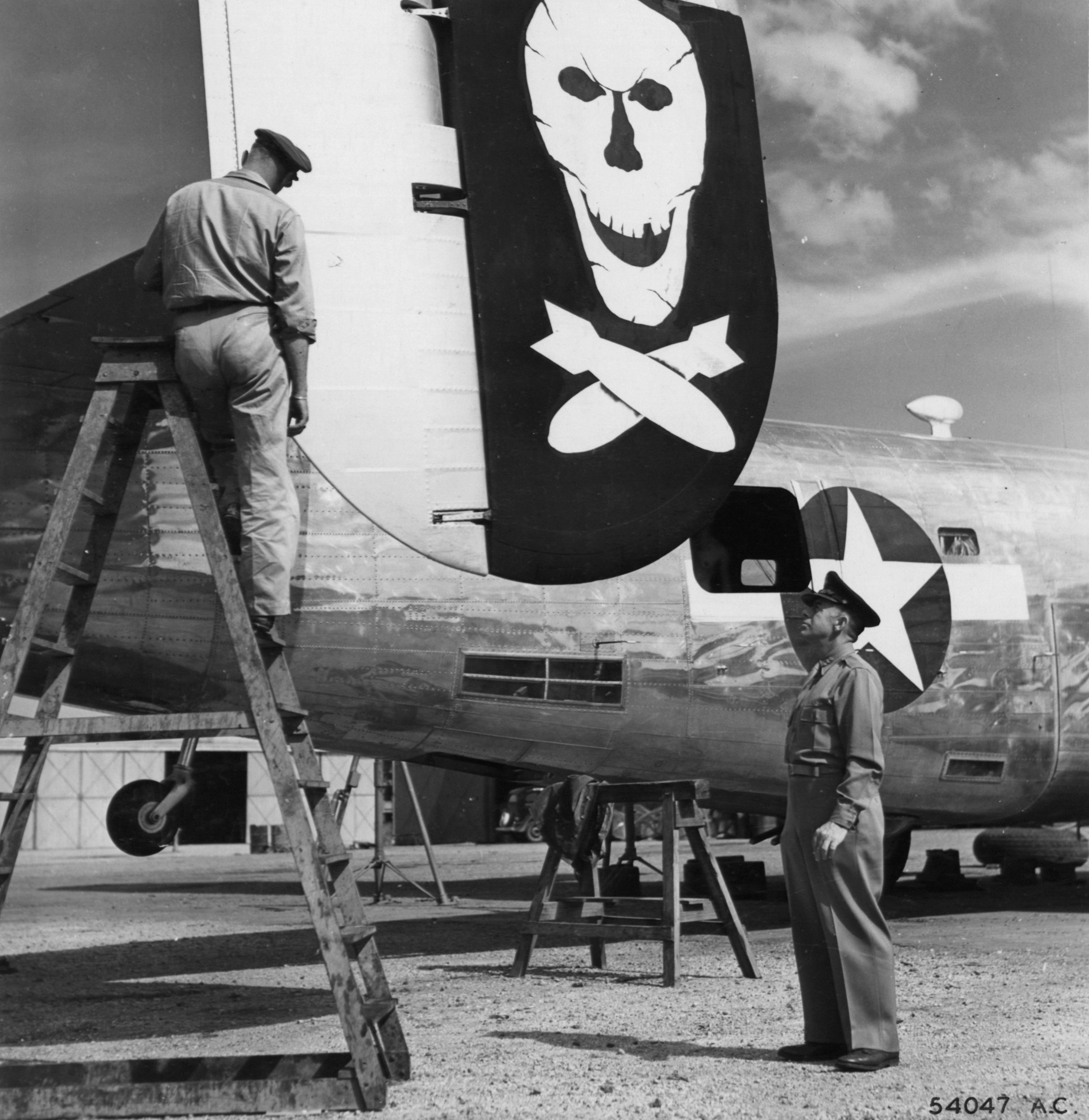USAAF 5AF 90BG 1Lt Albert Julius Clocksin and LtGenGeorge Churchill Kenney 14th Dec 1943 02