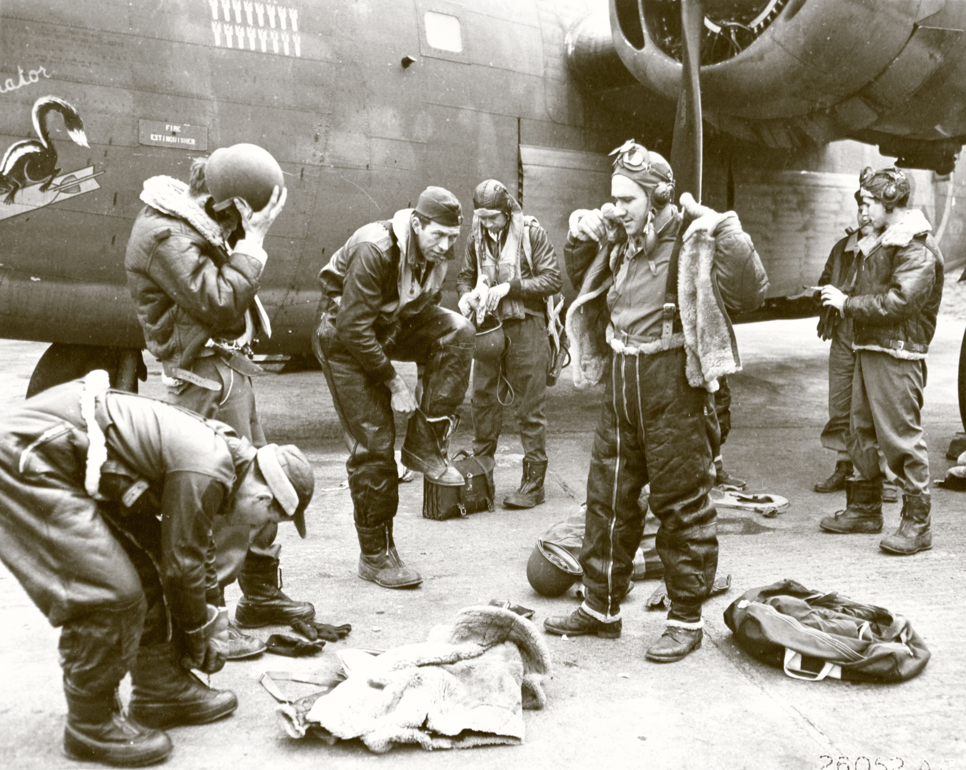 41-23717 B-24D Liberator 8AF 93BG329BS REH Exterminator with crew suiting up Engalnd 1943 01