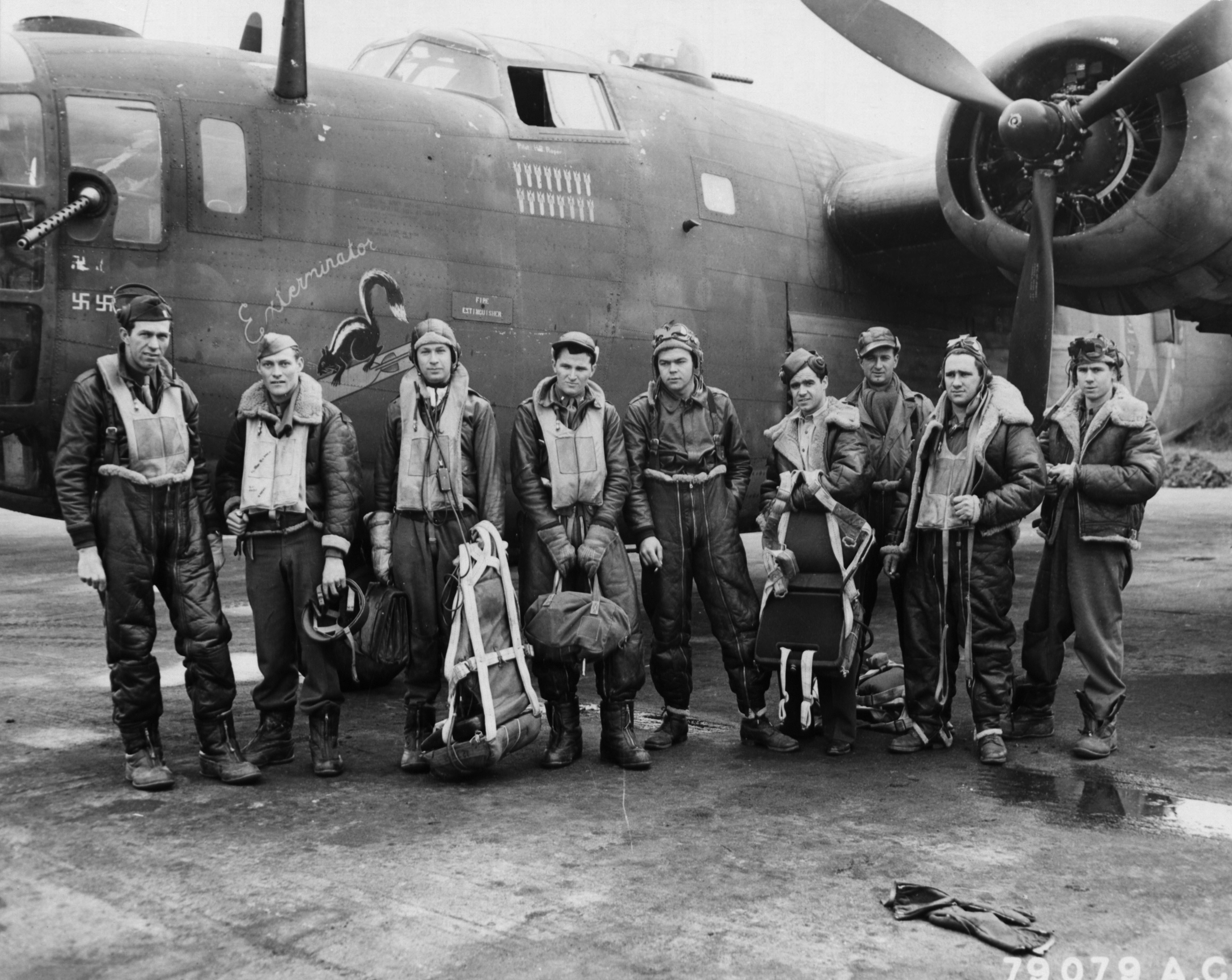 41-23717 B-24D Liberator 8AF 93BG329BS REH Exterminator with crew suiting up Engalnd 1943 02