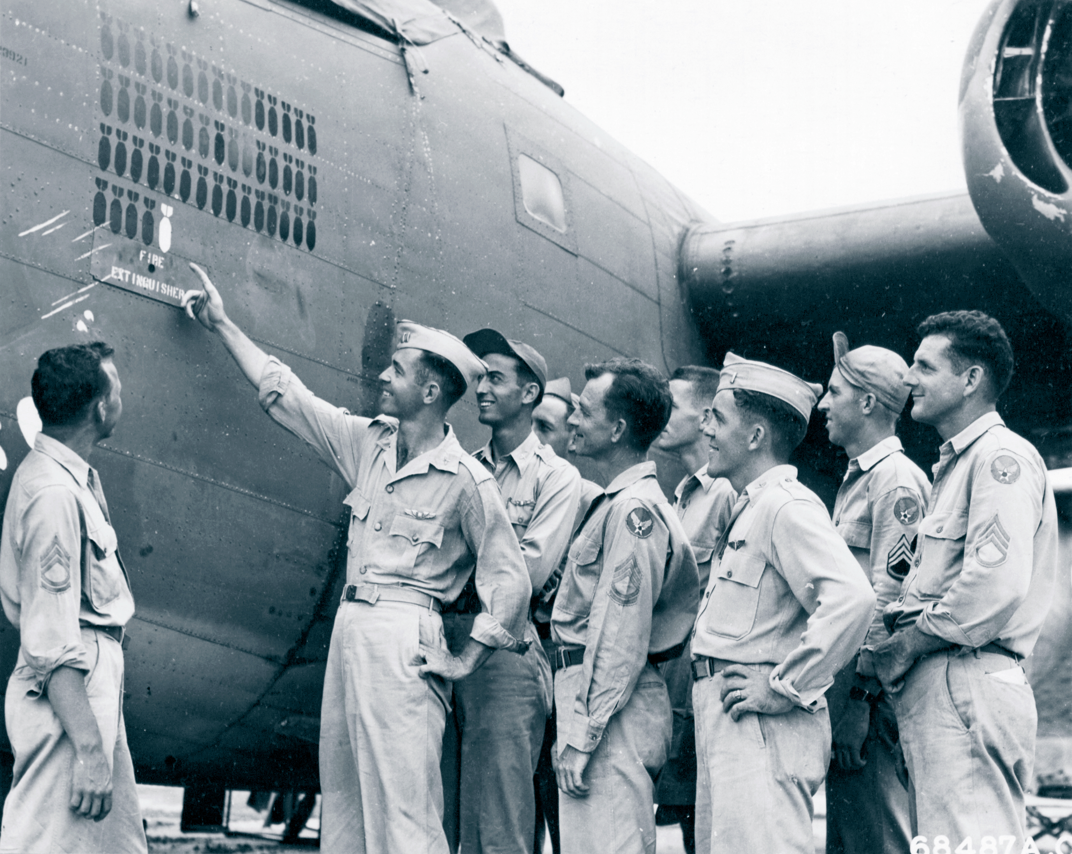 41-23921 B-24D Liberator 10AF 7BG493BS Sittin' Bull bomb tally with crew India NA1222