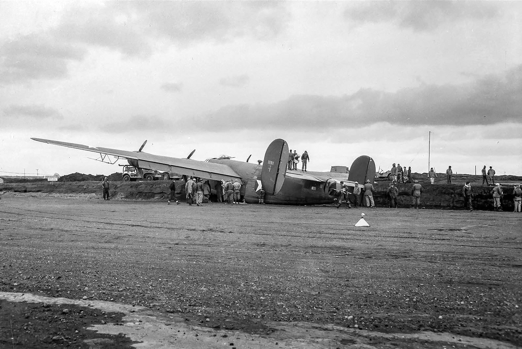 41-11911 B-24D Liberator 28th Composite Group pilot James T Wall crashed at Cold Bay airport Alaska 12th Oct 1942 03