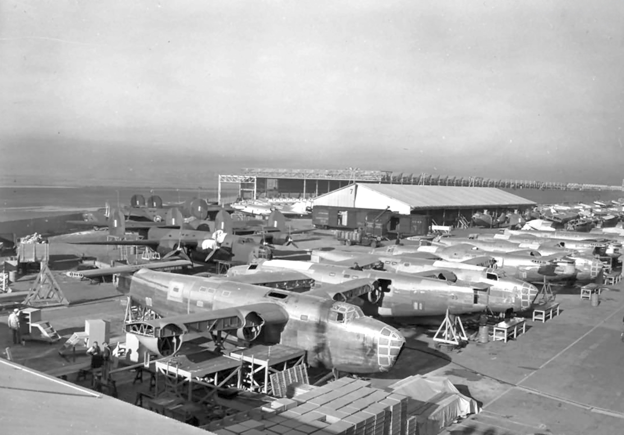 Assembly line of RAF LB-30B Liberators in December 1940 01