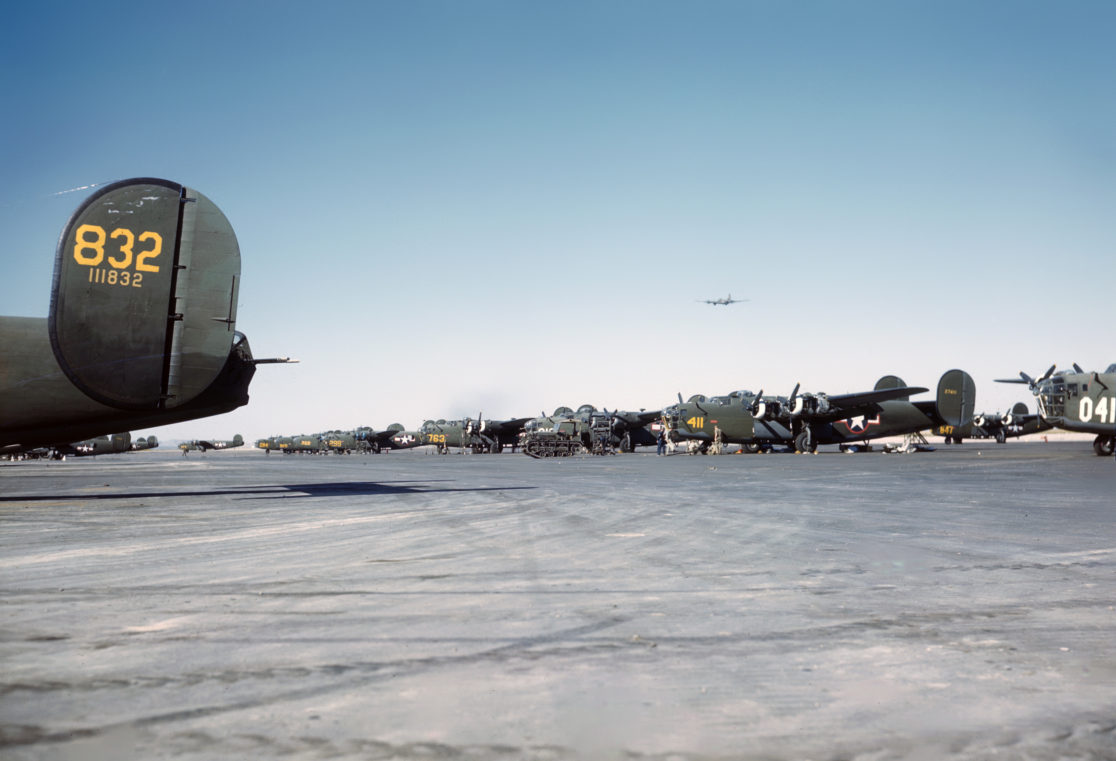 WWII color photo of USAAF 41-11832 Consolidated B-24D Liberator training aircraft in USA 1943 01