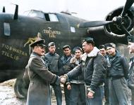 Asisbiz 41-23677 B-24D Liberator 480AG2AS Tidewater Tillie crew are congratulated after sinking U 524 south of Madeira 22nd March 1943 01