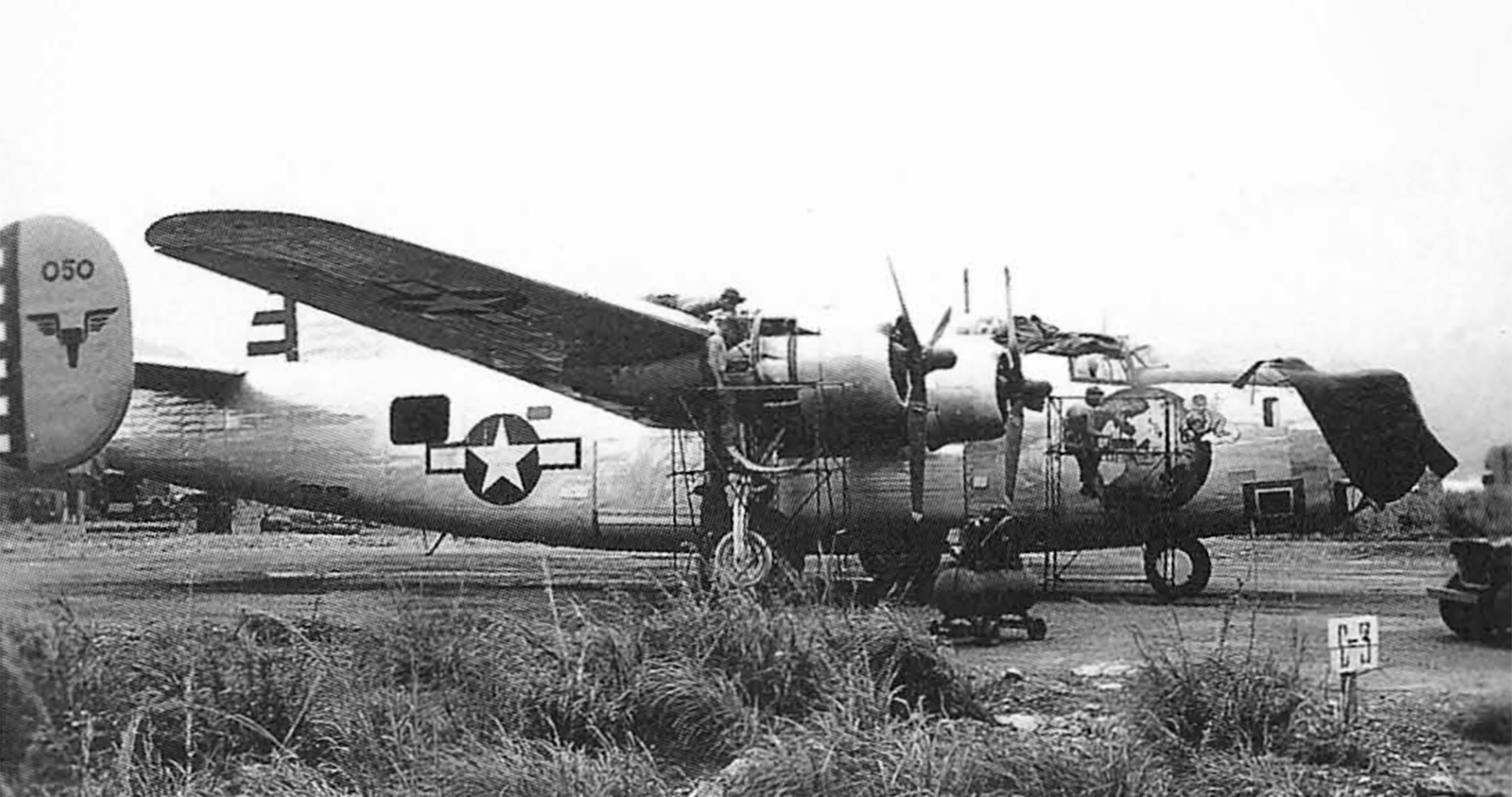 42-64050 F-7B Liberator 5AF 6PRG20CMS undergoing maintenance at Nadzab New Guinea 1943 01