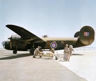 Asisbiz FMS Liberator BII RAF 159Sqn AL579 with armourers hauling a trolley of 500 lb Gp bombs based at Fayid Egypt 1942 IWM CM3063