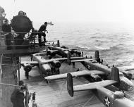 Asisbiz 40 2261 B 25B Mitchell 17BG95BS Ruptured Duck Doolittle Tokyo raiders Crew No 7s aircraft aboard USS Hornet April 1942 NH53293