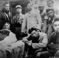 Asisbiz Doolittle Raiders being helped by Chinese soldiers the Japanese would execute over 250,000 Chinese civilians in reprisal 03