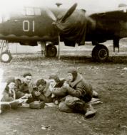 Asisbiz B 25 Mitchell 15GBAP 14GBAD 01 with crew at Uman airfield Russia 1943 01