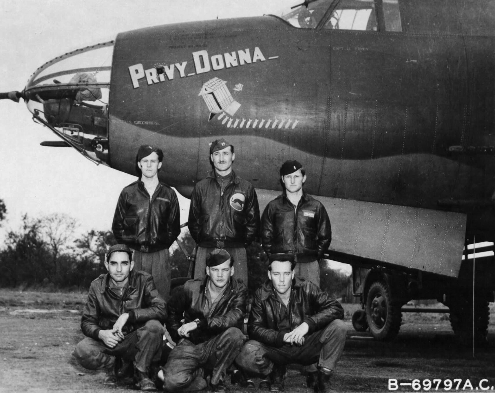 41 31658 B 26B Marauder 9AF 386BG554BS RUA Privy Donna with crew at their base in Boxted Essex England 12 Sep 1943 01