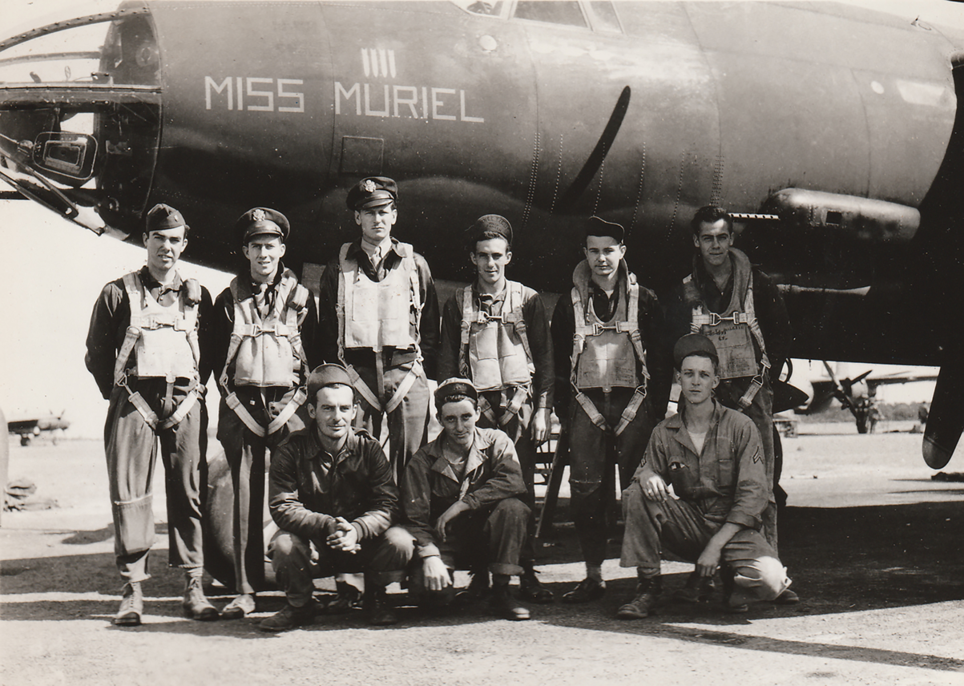 41 31796 B 26B Marauder 9AF 386BG555BS YAH Miss Muriel with her crew England 1943 01