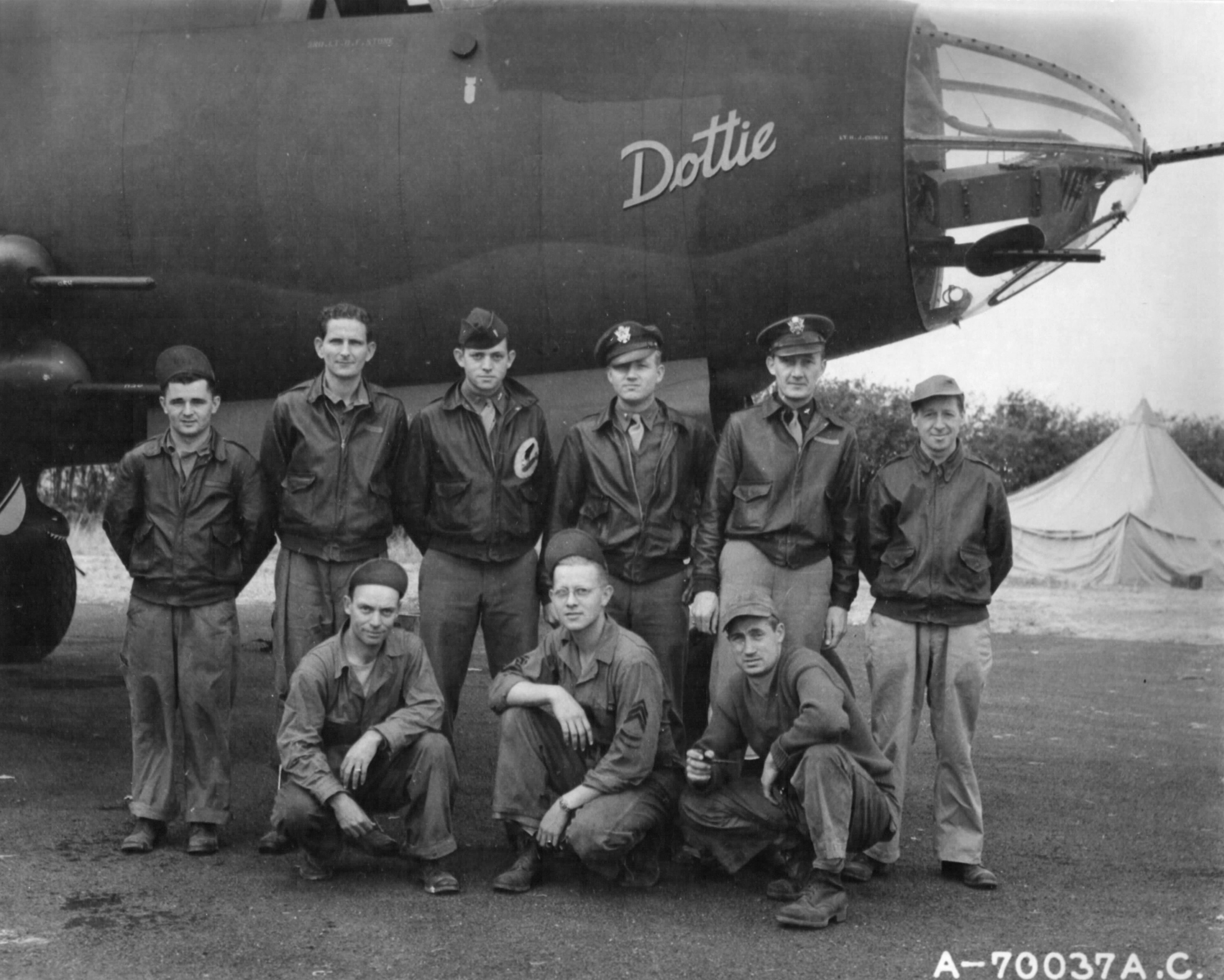 41 34954 B 26C Marauder 9AF 386BG552BS RGQ Dottie with crew Great Dunmow Essex Engalnd 1 Sep 1943 02