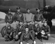 Asisbiz 41 31617 B 26B Marauder 9AF 386BG552BS RGA Winnie with crew Great Dunmow Essex Engalnd 1 Sep 1943 02