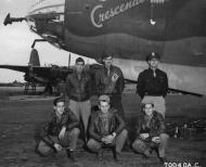 Asisbiz 41 31644 B 26B Marauder 9AF 386BG555BS YAC Crescendo with crew Great Dunmow Essex Engalnd 1 Sep 1943 01
