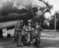 Asisbiz 41 35358 B 26C Marauder 9AF 386BG555BS YAV Sexy Betsy with ground crew Dunmow 16th Aug 1943 01
