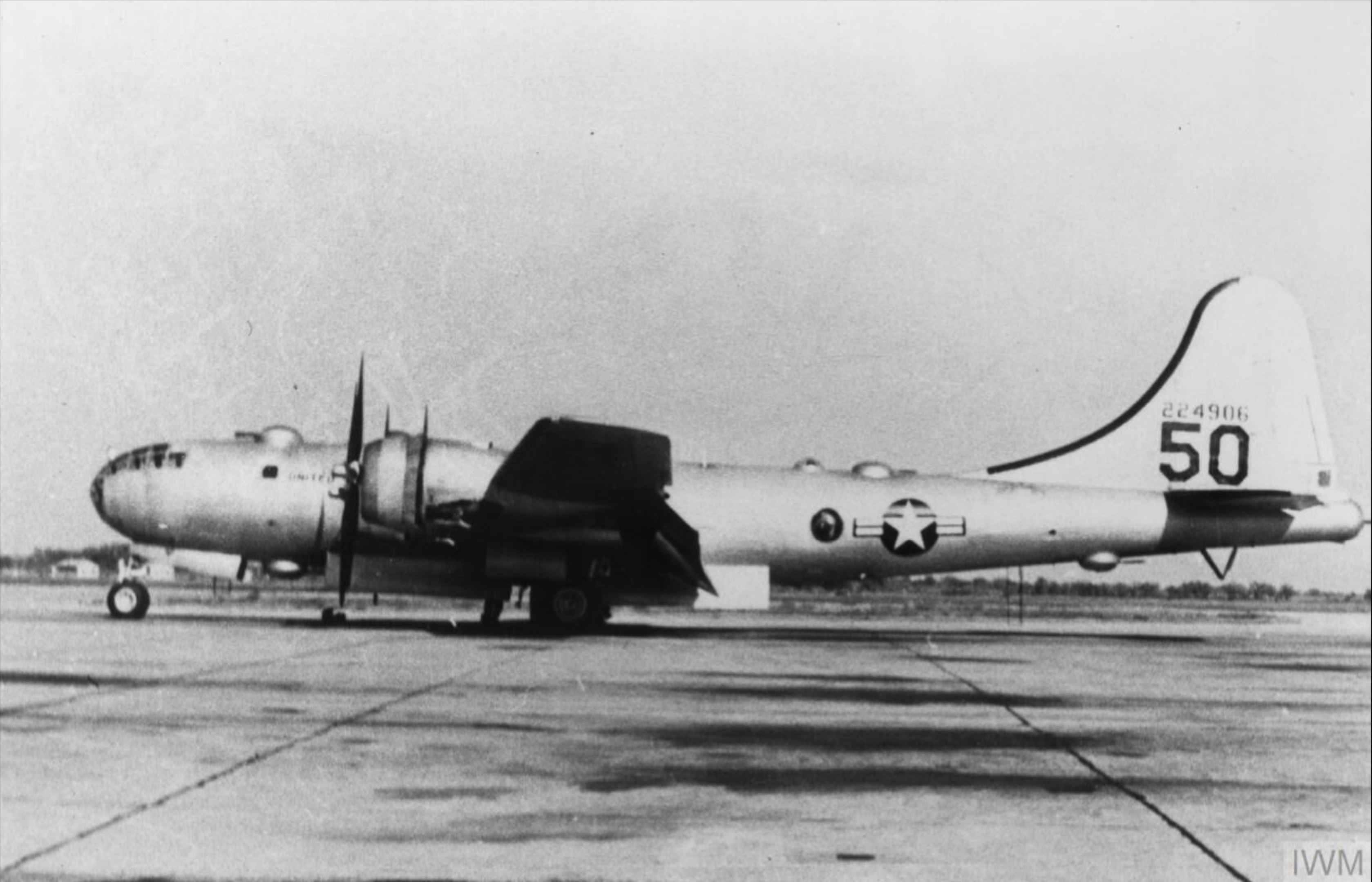 42 24906 Boeing B29 Superfortress 19BG 50 parked USA FRE11948
