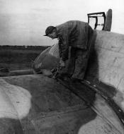 Asisbiz Beaufighter VIF USAAF 12AF 416NFS XY912 at an airfield near Grottaglie Italy Nov 1943 02