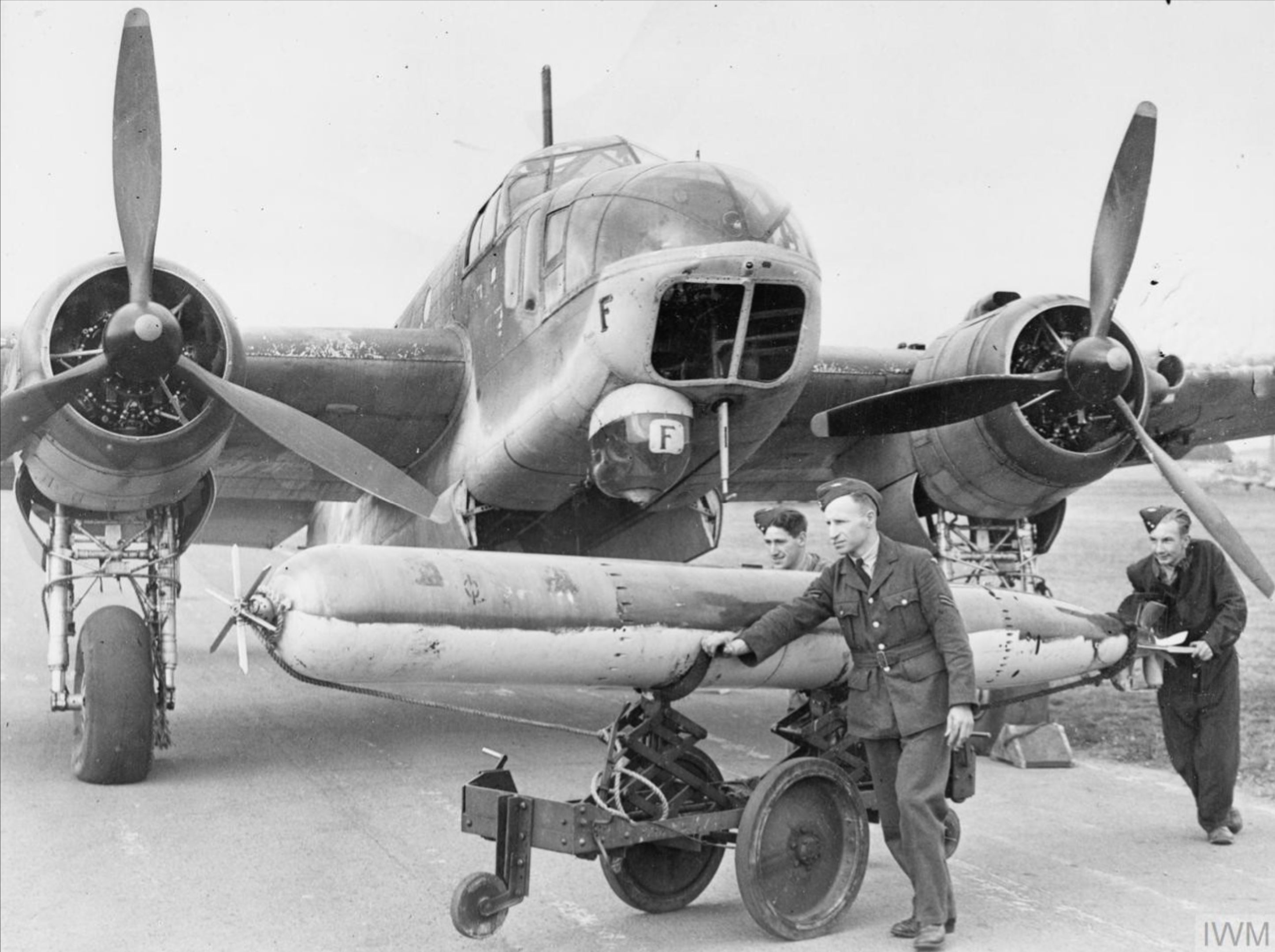 Asisbiz Bristol Beaufort I RAF 22Sqn OAF N1015 being rearmed at