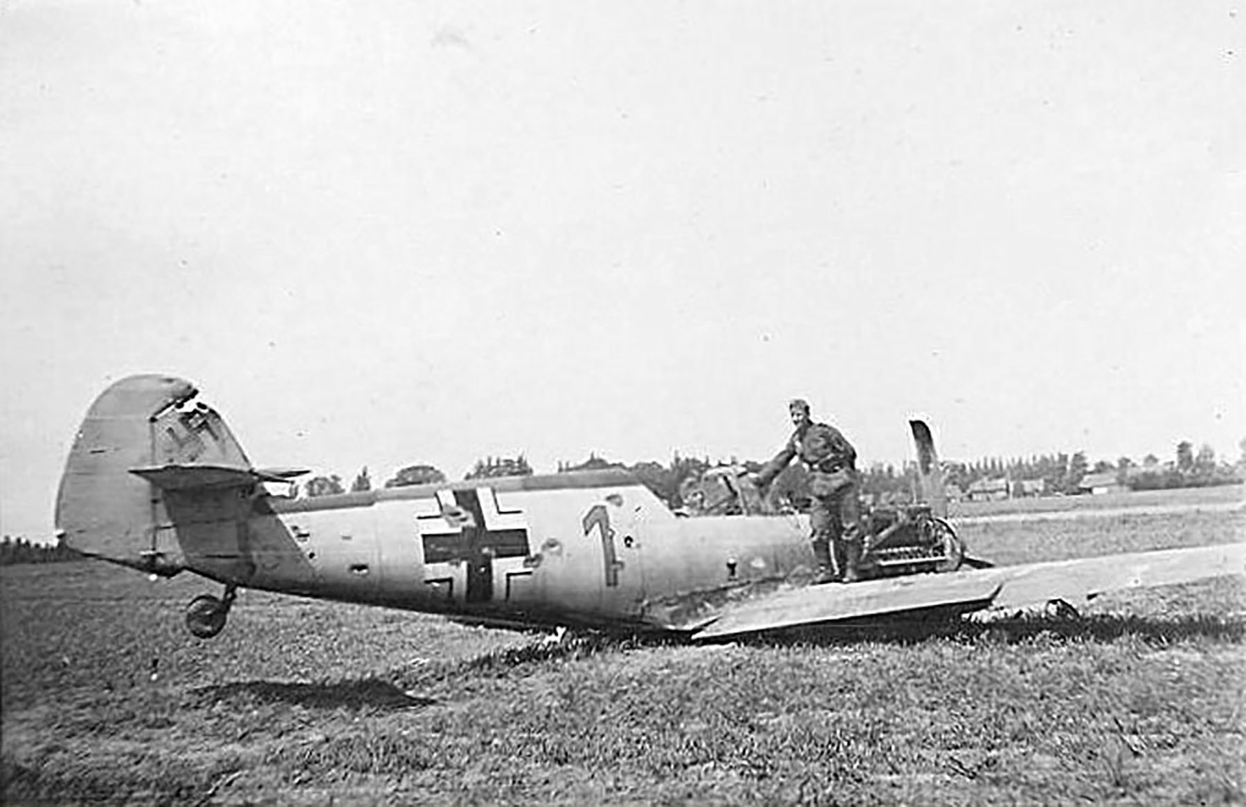Messerschmitt Bf 109E1 3rd staffel red 1 force landed early 1940 01