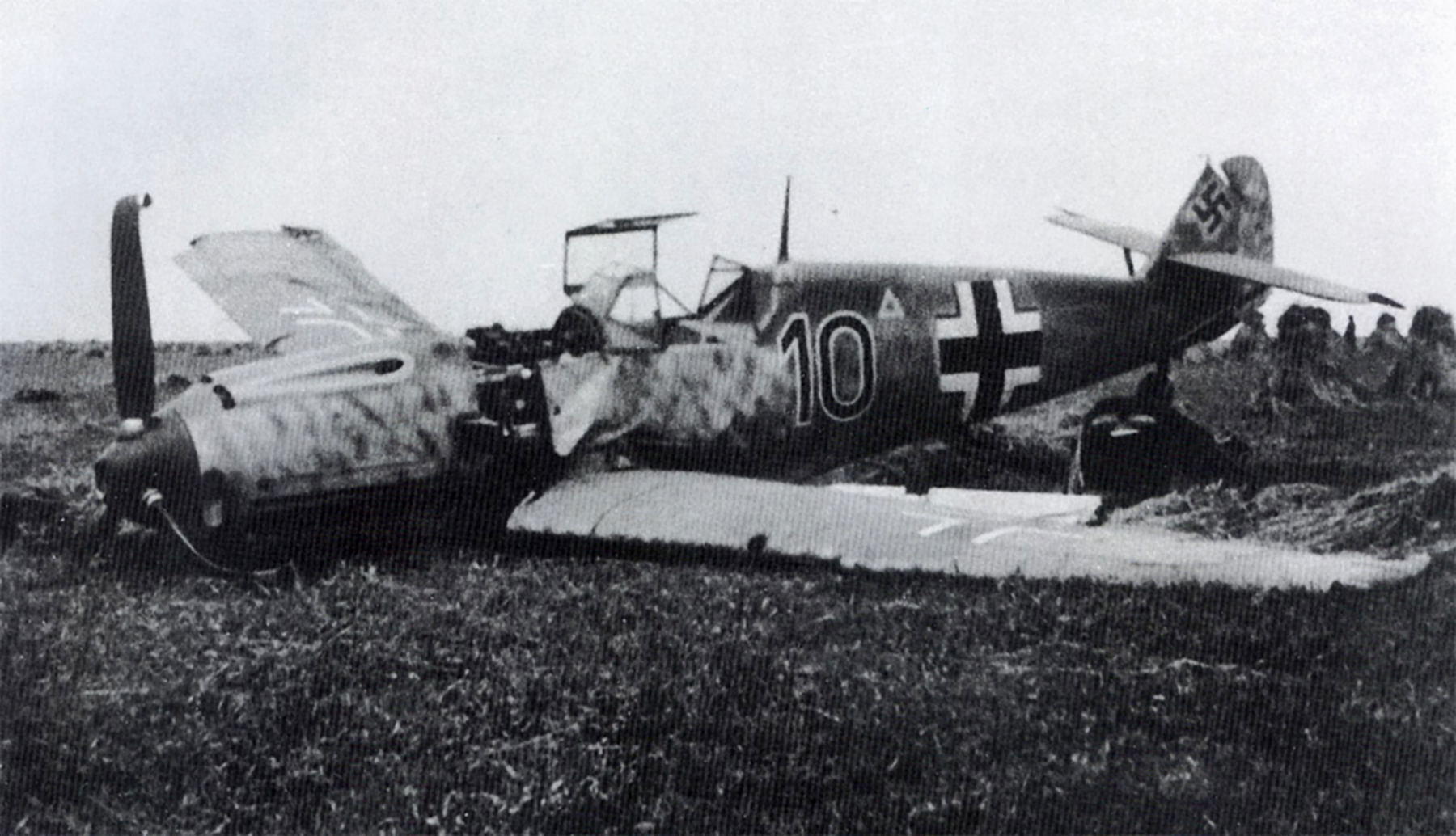 Messerschmitt Bf 109E1 Black 10 crashed landed France 1940 01